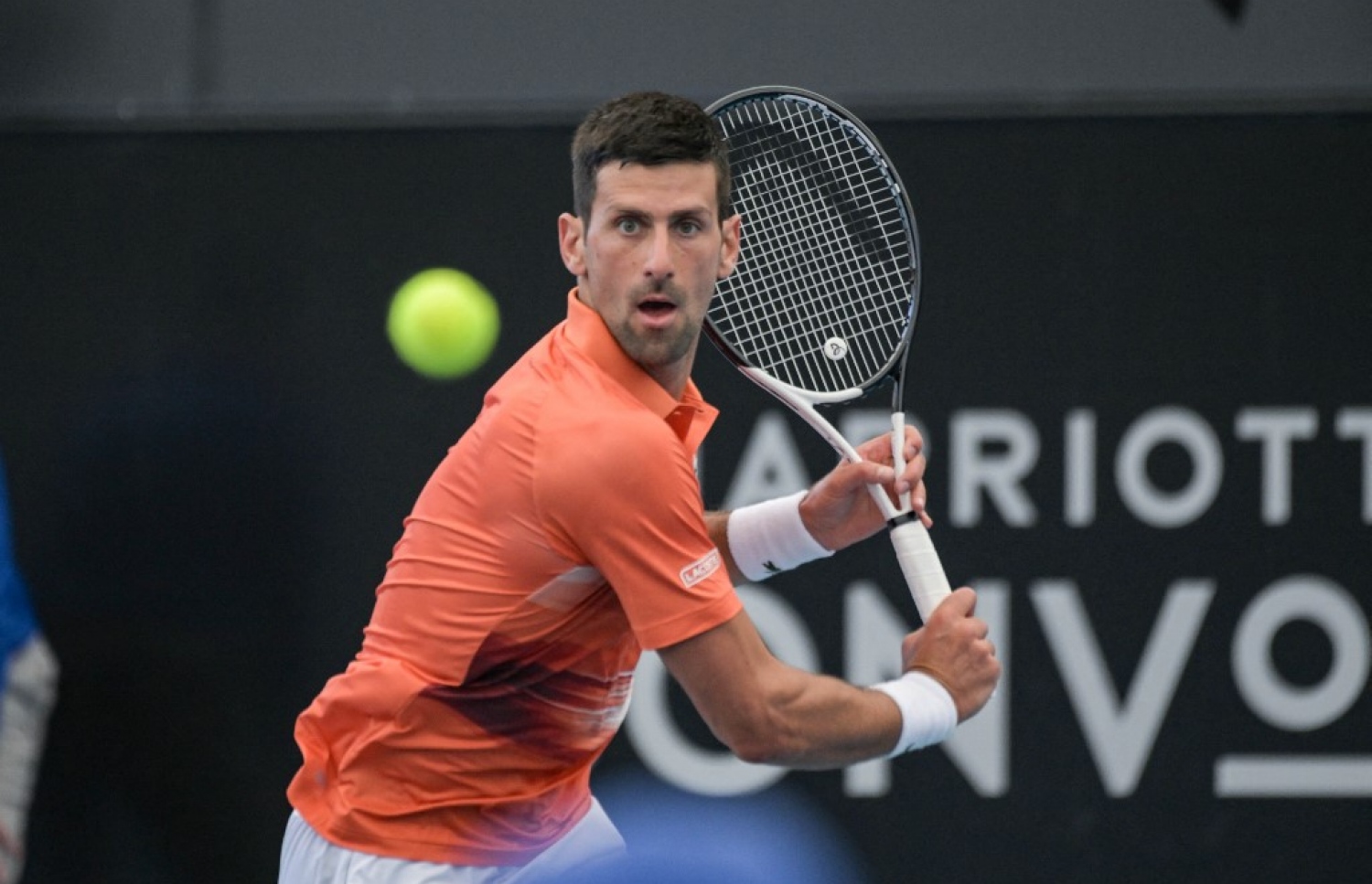 ފްރާންސްގެ ލެސްޓިއޭނީ އާ ދެކޮޅަށް ސިންގަލްސް މެޗުގައި ޖޮކޮވިޗް ކުޅެނީ.-- ފޮޓޯ: އޭއެފްޕީ