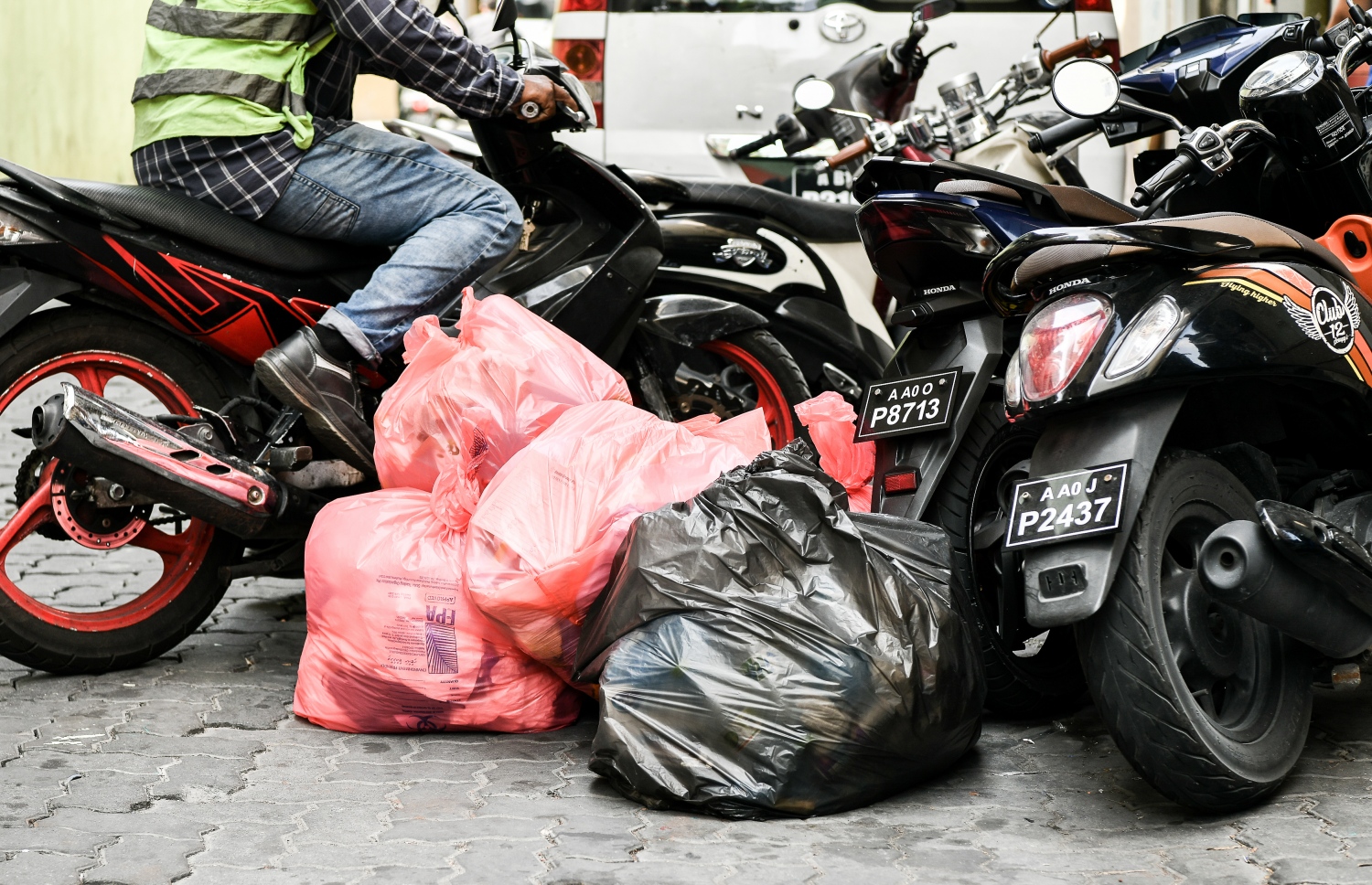 މާލޭގެ މަގެއް މަތީގައި ބަހައްޓާފައި ހުރި ކުނިތަކެއް :ރޯދައާ ދިމާކޮށް މާލޭ މަގުތަކުގައި ކުނި ބެހެއްޓުން ގިނަވާތީ އީޕީއޭ އިން ވަނީ ކަންބޮޑުވުން ފާޅުކޮށްފައި.-- ފޮޓޯ: ނިޝާން އަލީ | މިހާރު