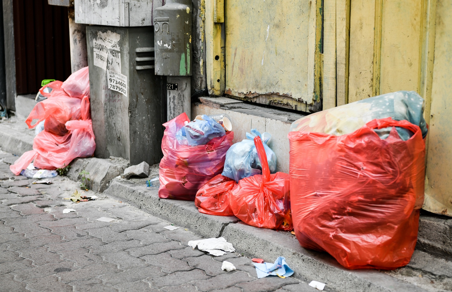 މާލޭގެ މަގެއްގައި ކުނިތަކެއް ބަހައްޓާފައި: ބައެއް މީހުންނަށް މިއީ އާދައިގެ ކަމެއް.---ފޮޓޯ: ނިޝާން އަލީ| މިހާރު