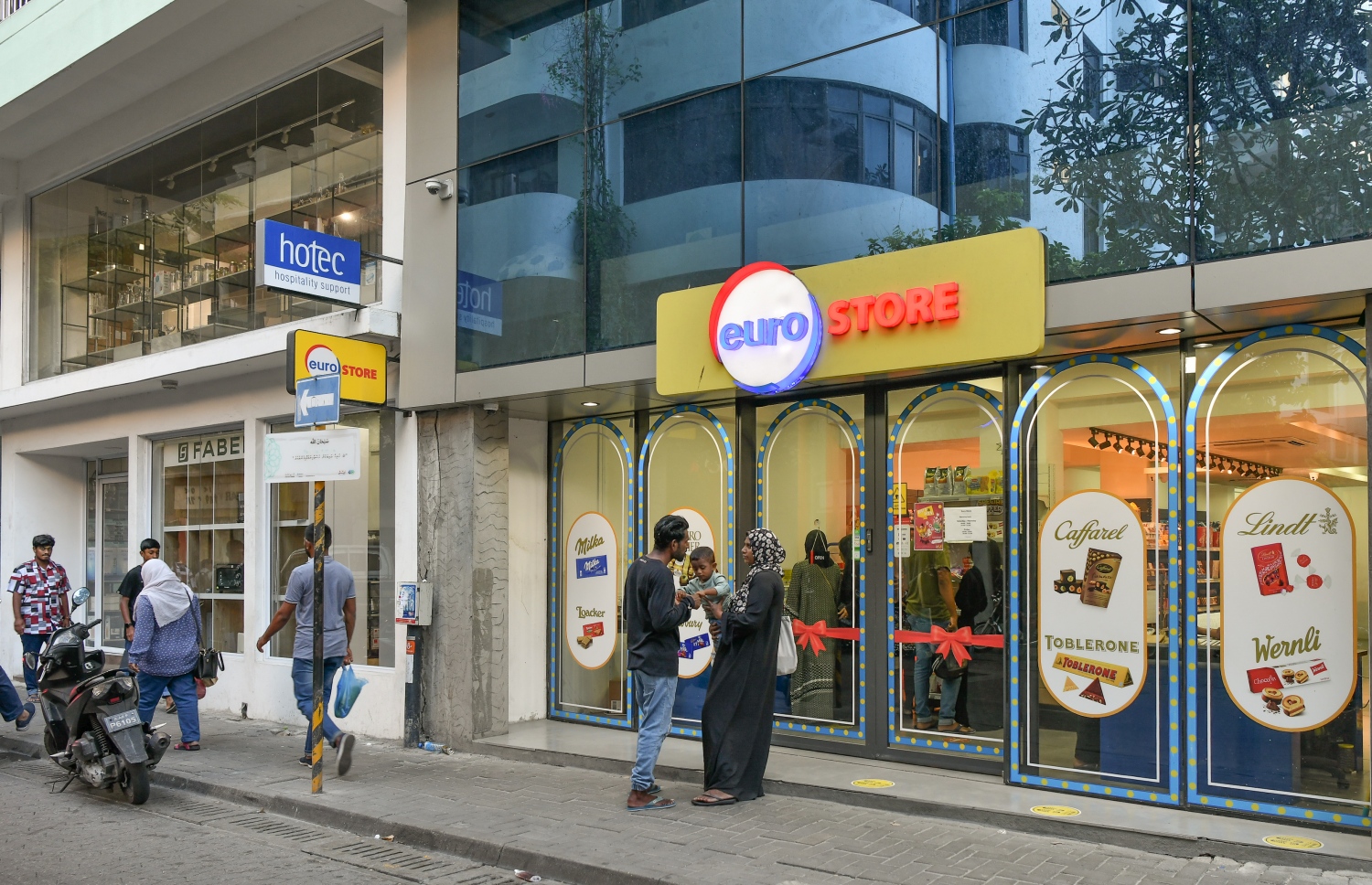 ޔޫރޯ މާކެޓިންގެ ފިހާރައެއް: އެ ކުންފުނިން 25 މިލިއަން ރުފިޔާގެ ބޮންޑެއް ވަނީ އިޝޫކޮށްފައި -- ފޮޓޯ: ނިޝާން އަލީ/ މިހާރު