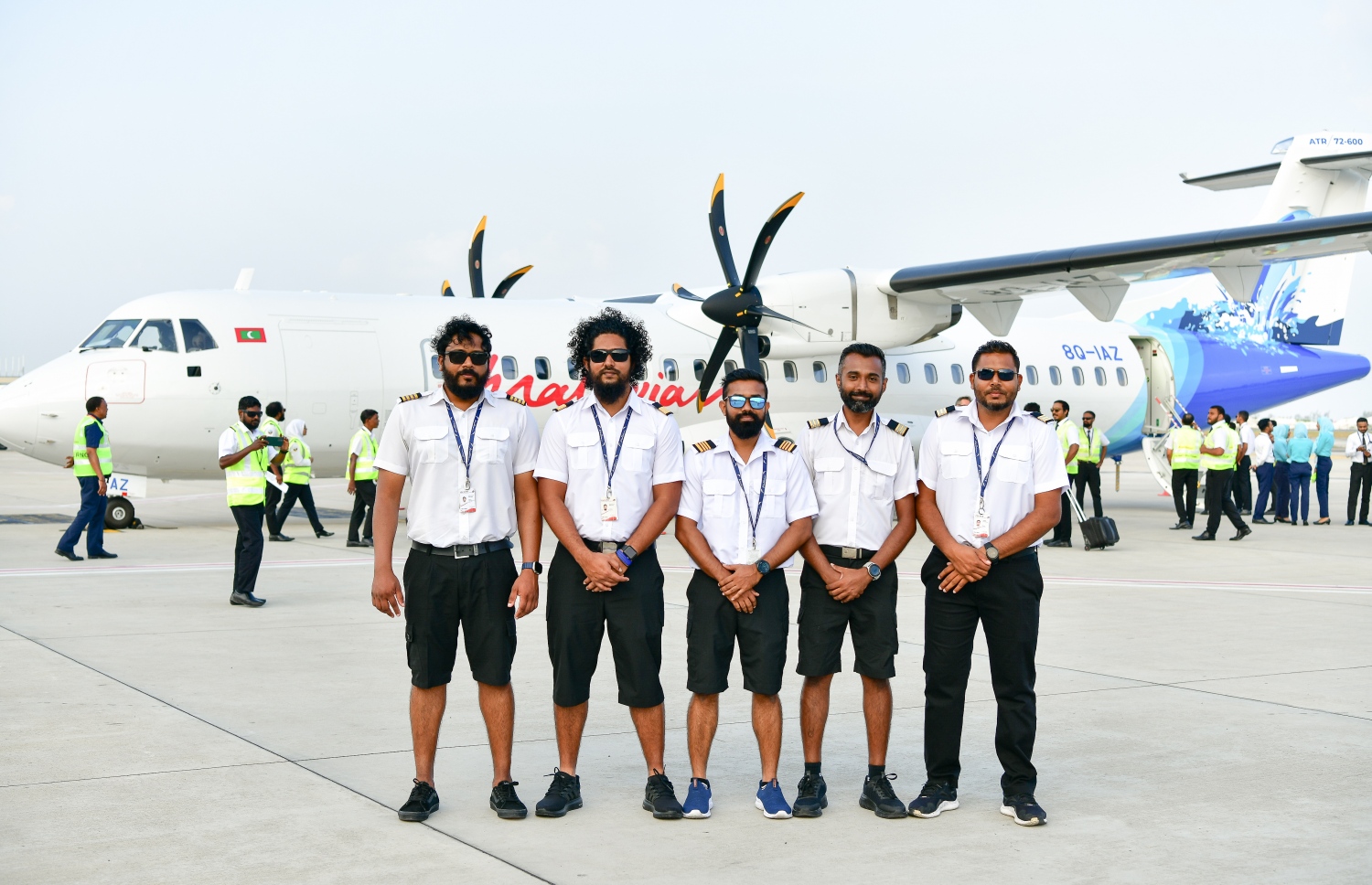 މޯލްޑިވިއަން އިން މިއަދު ރާއްޖެ ގެނައި އޭޓީއާރް ބޯޓެއް ކައިރީގައި މޯލްޑިވިއަންގެ އިންޖިނިއަރުންތަކެއް ފޮޓޯއަށް ހުއްޓިގެން.-- ފޮޓޯ:ނިޝާން އަލީ/މިހާރު