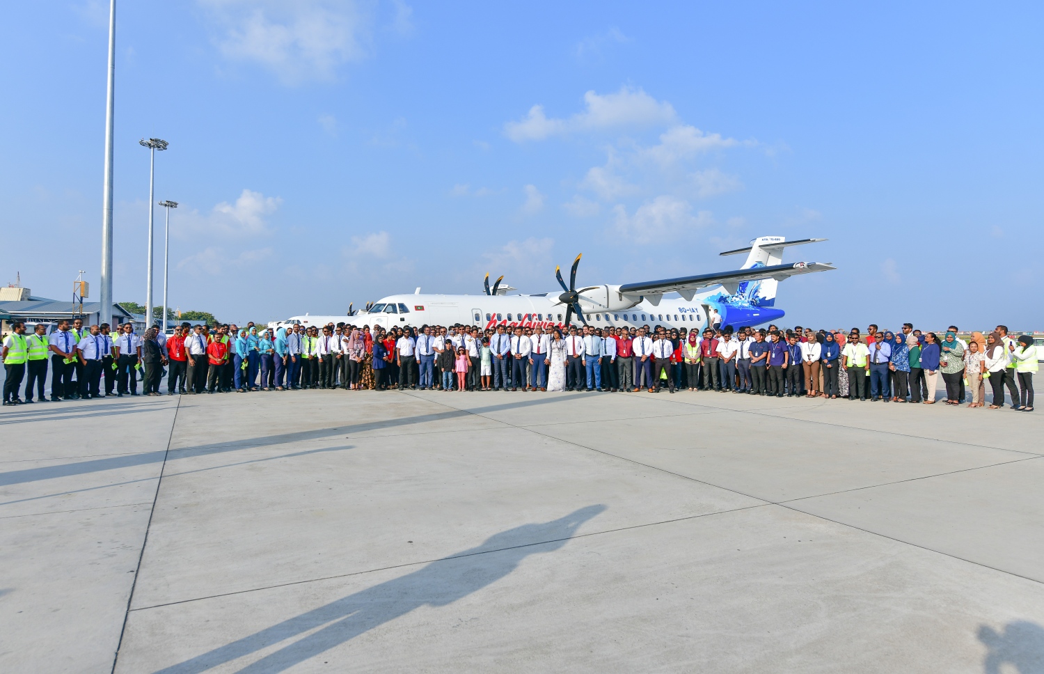 މޯލްޑިވިއަން އިން މިއަދު ރާއްޖެ ގެނައި ދެ އޭޓީއާރް ބޯޓު ކައިރީގައި އެ ކުންފުނީގެ މުވައްޒަފުން ފޮޓޯއެއް ނަގަނީ .--ފޮޓޯ:ނިޝާން އަލީ/މިހާރު