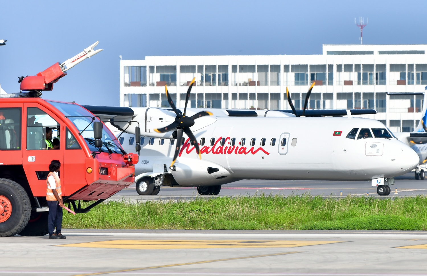 މޯލްޑިވިއަން އިން ރާއްޖެ ގެނައި ދެ އޭޓީއާރް ބޯޓަށް "ވޯޓާ ސެލިއުޓު" އަރުވަނީ.-- ފޮޓޯ:ނިޝާން އަލީ/މިހާރު