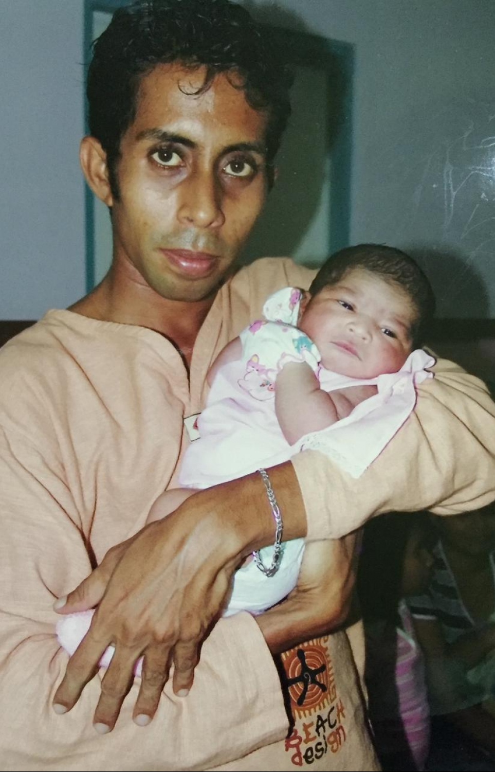 އަލީ ސޯލިހު، އިކްސީ ހަދައިގެން ލިބުނު ދޮށީ ދަރިފުޅާއެކު ފޮޓޯއަކަށް ހުއްޓިލައިގެން.