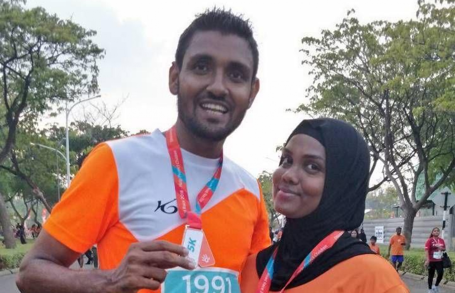 އަރޫޝާ އާއި އަޝްހަދު ދިރާގު ރޭހުގައި ފަސް ކިލޯ މީޓަރަށް ދުވެފައި ފޮޓޯއެއް ނަގަނީ.