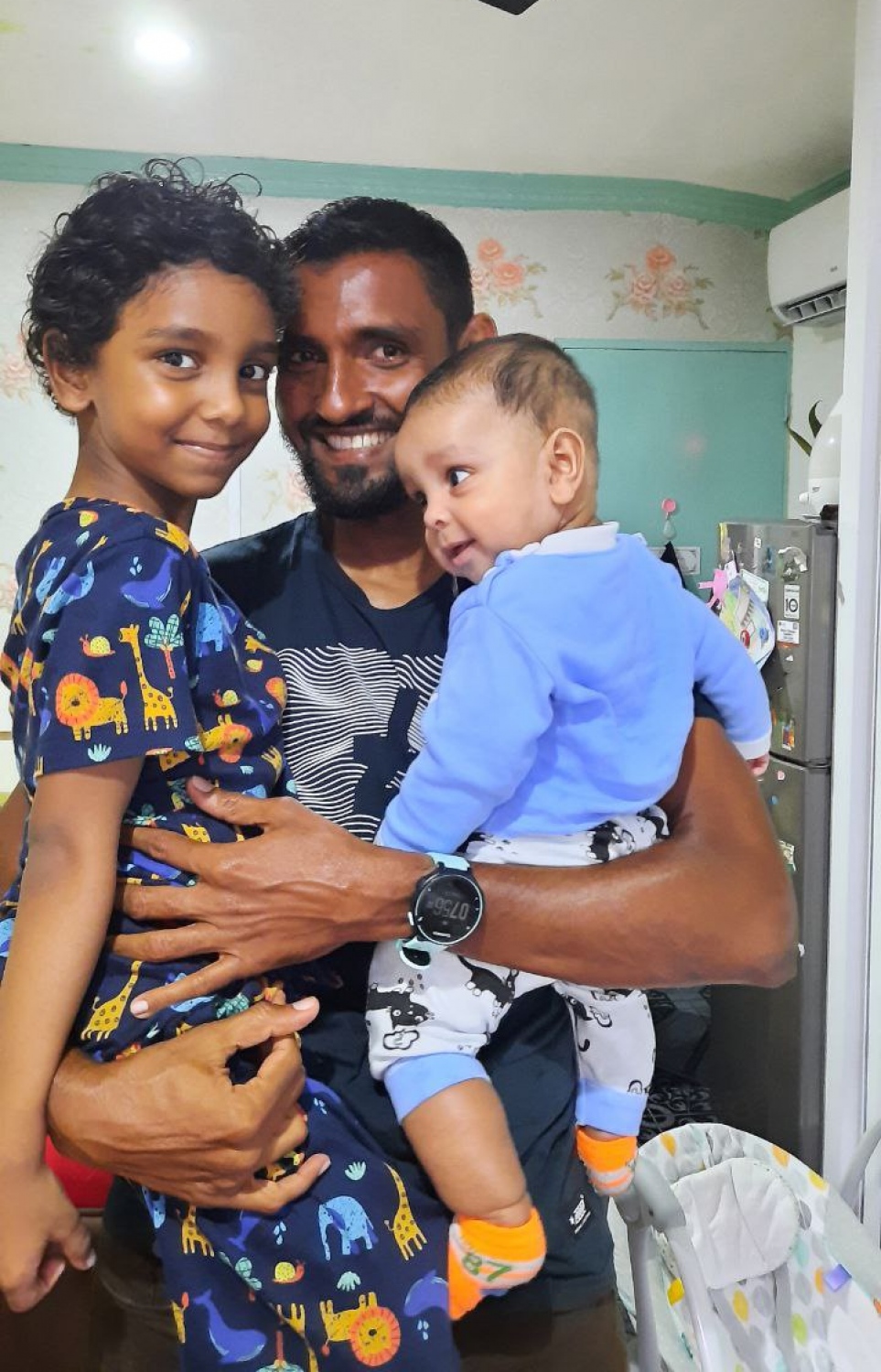 އަޝްހަދު އޭނާގެ ދެ ކުދިންނާ އެކު: ދިރިއުޅުމާ ގުޅޭ ގޮތުން މީހުން ދެއްކި ގިނަ ވާހަކަތައް ގަބޫލުނުކުރެވުމުން ހިތްހަމަޖެހޭ ކަމަށް ބުނި.