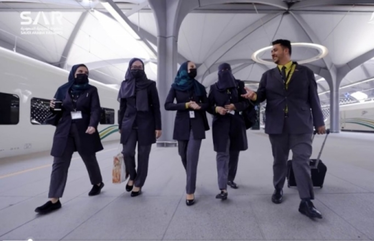 ރޭލު ދުއްވަން ތަމްރީނު ހޯދި އަންހެން ބައިވެރިން، ކެޕްޓަން މޮހަންނާދު ޝޭކަރާ އެކު.--