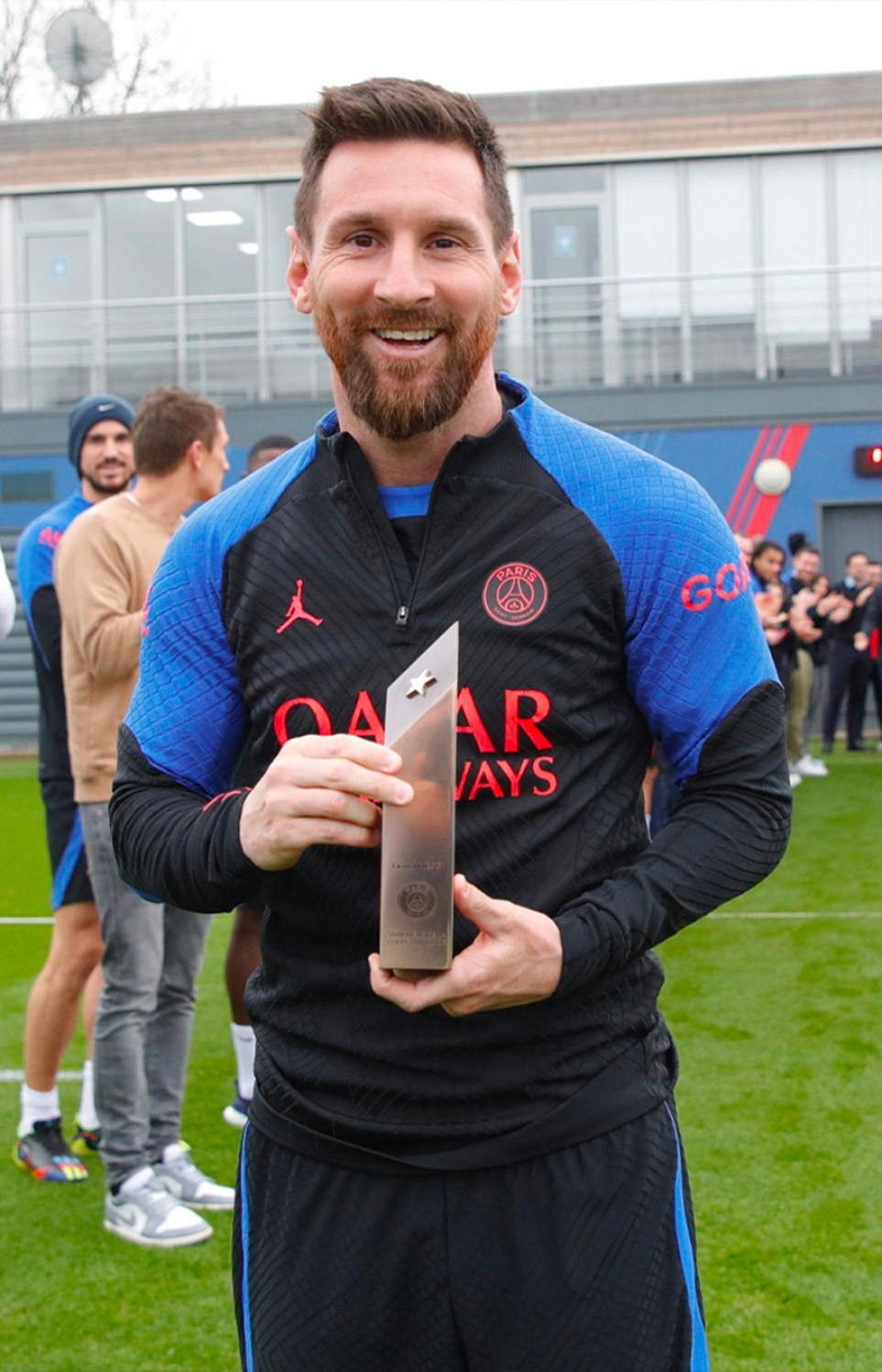 ޕީއެސްޖީ އިން މެސީ އަށް ދިން ރަމްޒީ އެވޯޑާ އެކު.-- ފޮޓޯ: ޕީއެސްޖީ