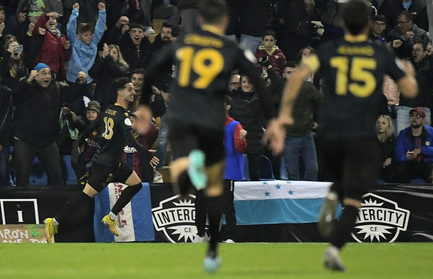 އޮސަވޯލްޑޯ (ވ) ބާސާ ކޮޅަށް ގޯލެއް ޖެހުމަށް ފަހު އުފާފާޅުކުރަނީ.-- ފޮޓޯ: އޭއެފްޕީ