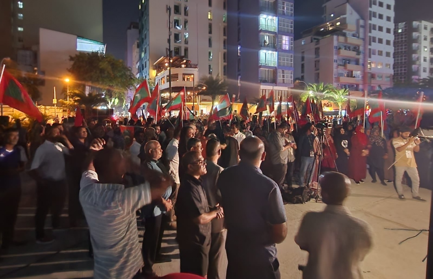 ޕީޕީއެމުން ރޭ ބޭއްވި އެއްވުމުގައި ޔާމީން މިނިވަންކުރަން ގޮވާލައި އަޑު އުފުލަނީ. -- ފޮޓޯ | ޕީޕީއެމް