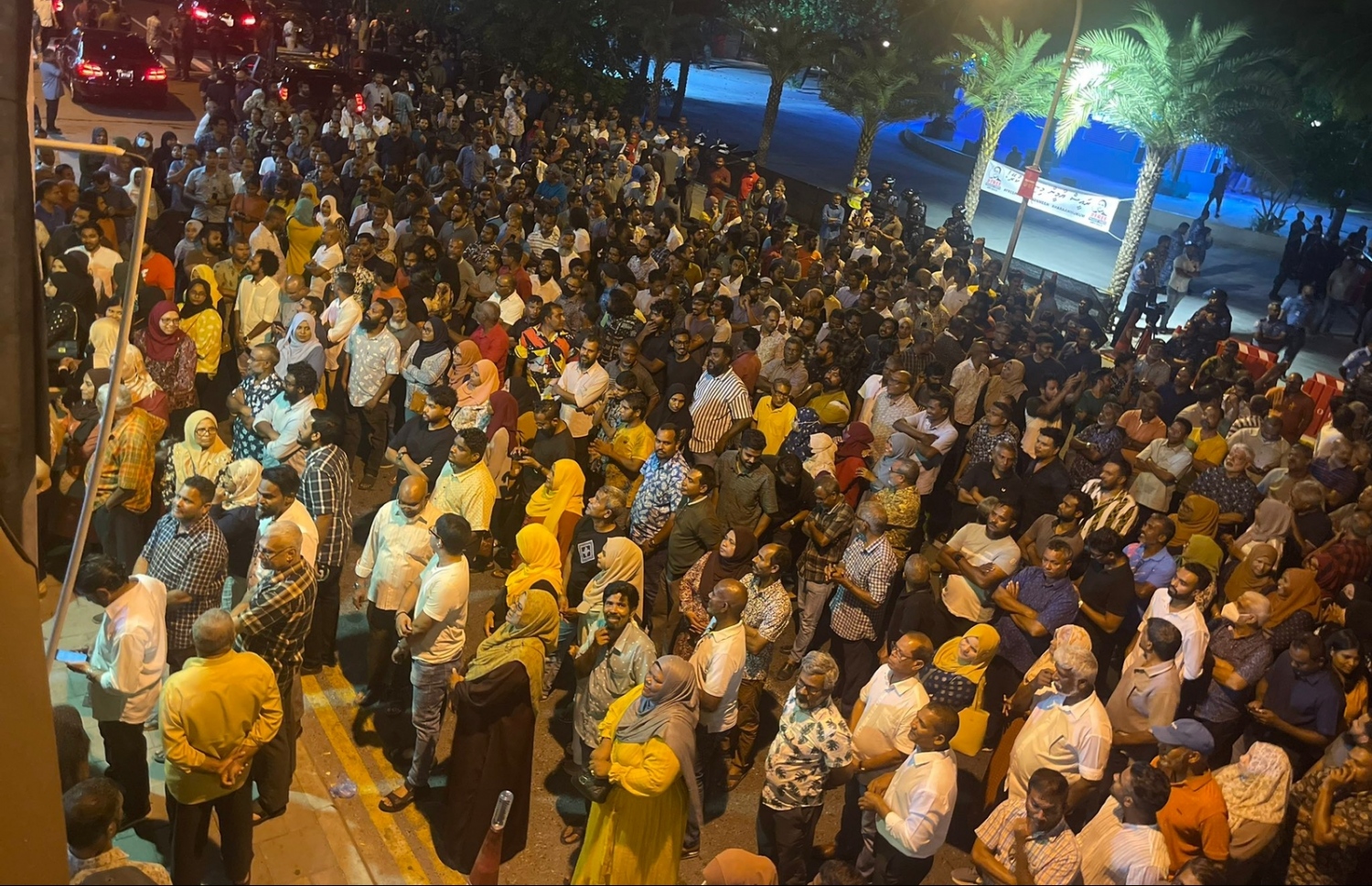 އެމްޑީޕީން ރޭ ބޭއްވި ޖަލްސާގައި ރައީސް އިބްރާހިމް މުހައްމަދު ސޯލިހަށް ތާއީދުކުރާ ފަރާތްތަކުން އެމަނިކުފާނުގެ ވާހަކަފުޅު އަޑުއަހަނީ. -- ފޮޓޯ | އެމްޑީޕީ