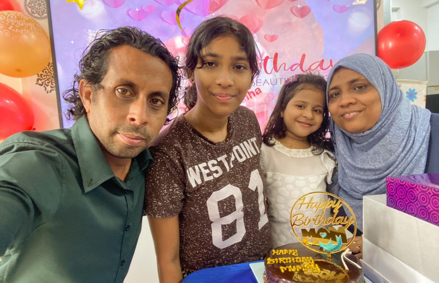 އަލީ ސޯލިހު، އޭނާގެ ދެ ދަރިންނާއި އަންހެނުންނާއެކު.