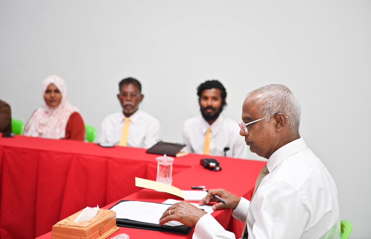 ރައީސް ސޯލިހު އަލިފުށީ ކައުންސިލާއި އަންހެނުންގެ ތަރައްގީއަށް މަސައްކަތް ކުރާ ކޮމިޓީއާ ބައްދަލުކުރައްވަނީ -- ފޮޓޯ: ރައީސް އޮފީސް