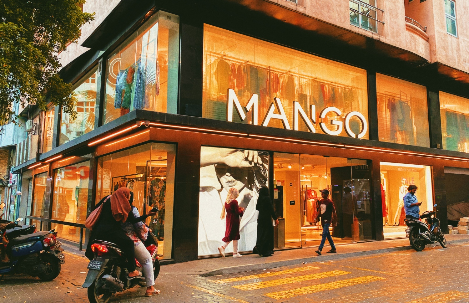 މެންގޯގެ އަންހެން ހެދުން ވިއްކާ ފިހާރަ. އެ ފިހާރައިގައި އެކި ޑިޒައިންތަކުގެ ގިނަ ހެދުންތައް ހުރޭ. -- ފޮޓޯ: މެންގޯ