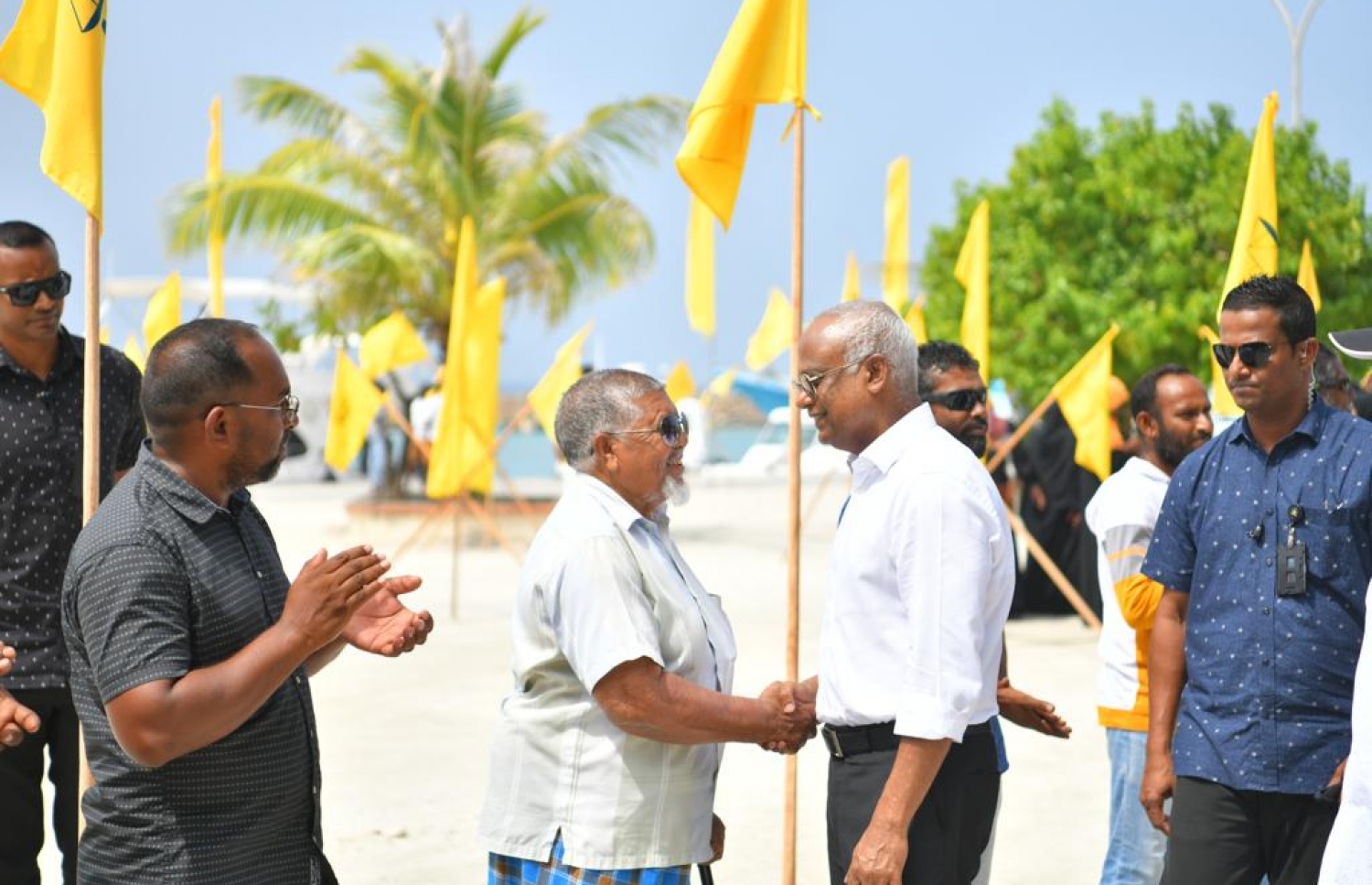 ރައީސް ސޯލިހު ކެނދުކުޅުދޫއަށް ވަޑައިގަތުމުން އެ ރަށުން އެމަނިކުފާނަށް މަރުހަބާ ކިޔަނީ