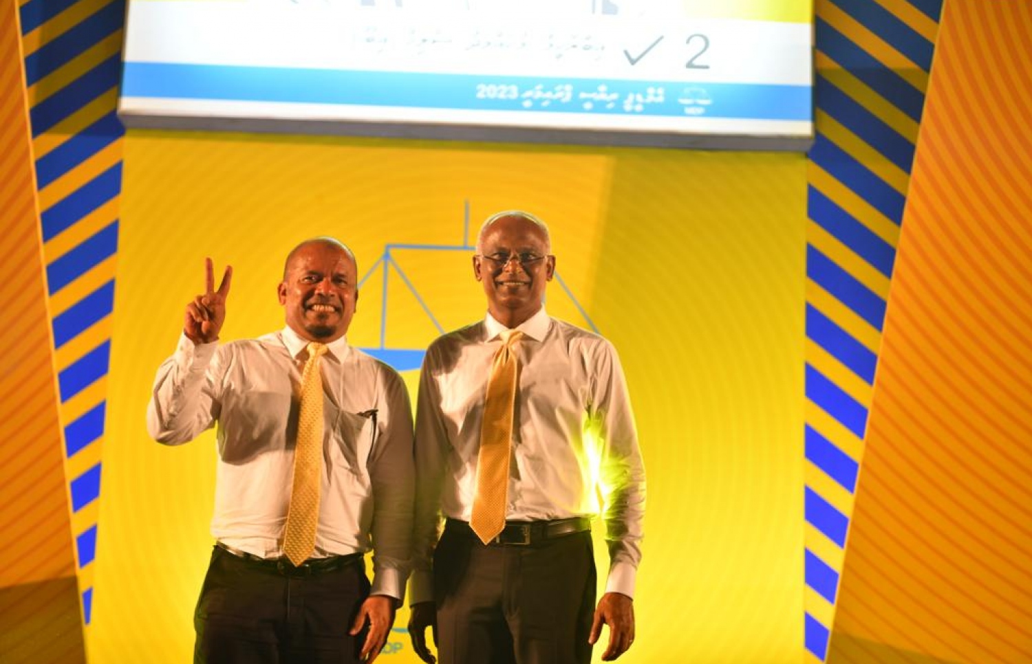 ސްޓެލްކޯގެ ކުރީގެ އެމްޑީ އަހްމަދު ޝަރީފު، ކުރީގެ ރައީސް އިބްރާހިމް މުހައްމަދު ސޯލިހާ އެކު ފޮޓޯއެއް ނަންގަވަނީ.