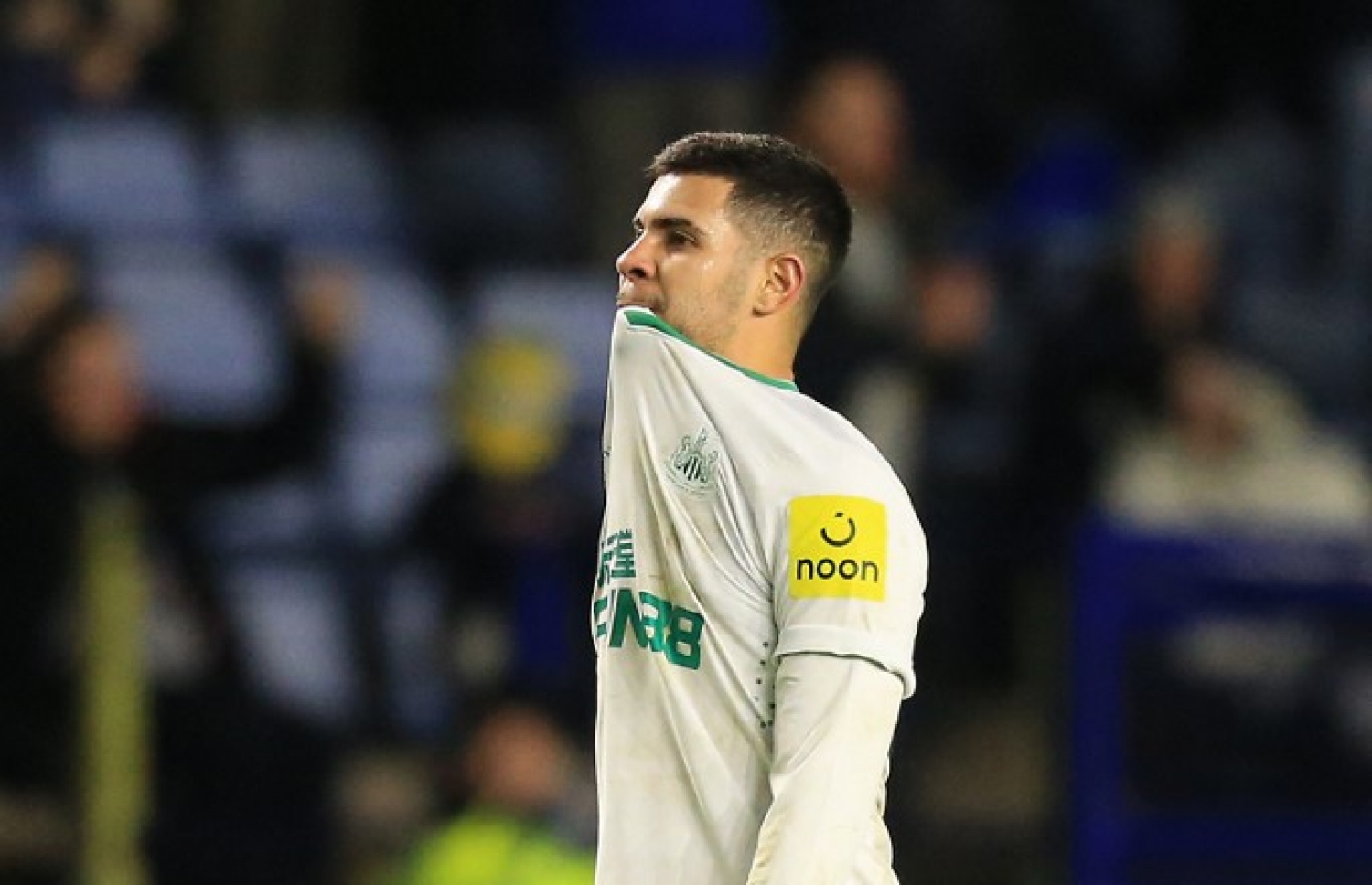 މެޗަށް ފަހު ނިއުކާސަލްގެ ބްރެޒިލް މިޑްފީލްޑަރު ގިމަރޭޒް. -- ފޮޓޯ: އޭއެފްޕީ