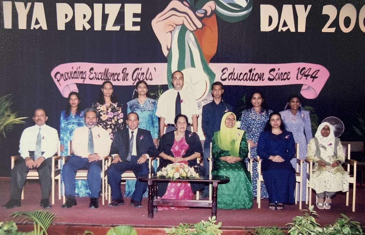 އަމީނިއްޔާ ސްކޫލުގެ އިނާމް ދިނުމުގެ ޖަލްސާއެއްގައި ވެލިކަލަ އާއި އެ ސްކޫލުގެ ބައެއް މުވައްޒަފުން ބައިވެރިވަނީ