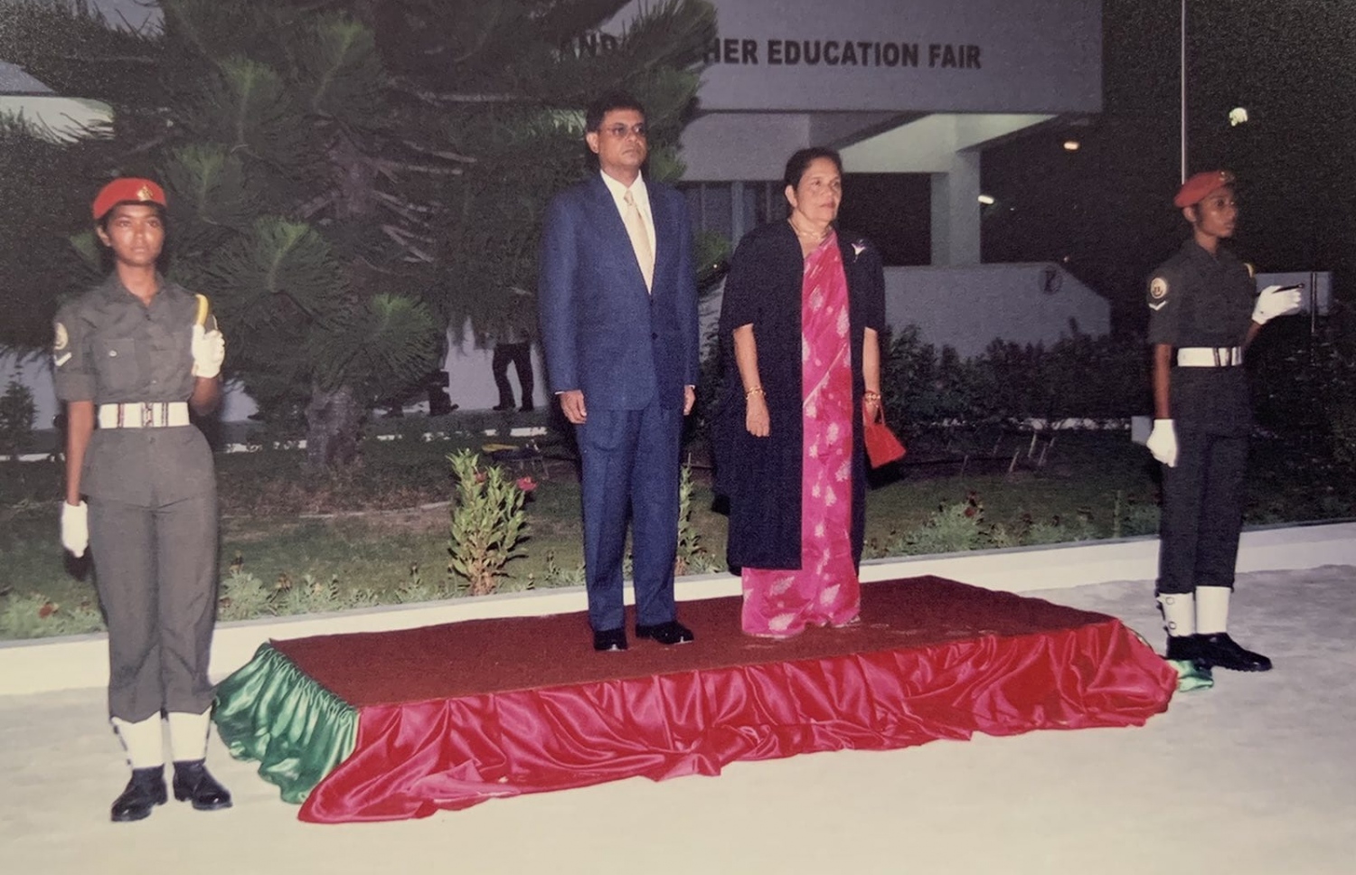 ވެލިކަލަ އަމީނިއްޔާ ސްކޫލުގެ އިވެންޓެއްގައި ބައިވެރިވެ ވަޑައިގަންނަވަނީ: ތައުލީމީ ދާއިރާގެ ބޭފުޅުން ވެލިކަލަ ސިފަ ކުރައްވަނީ މަންމައެއްގެ ގޮތުގައި -- ފޮޓޯ: އަމީނިއްޔާ ސްކޫލު