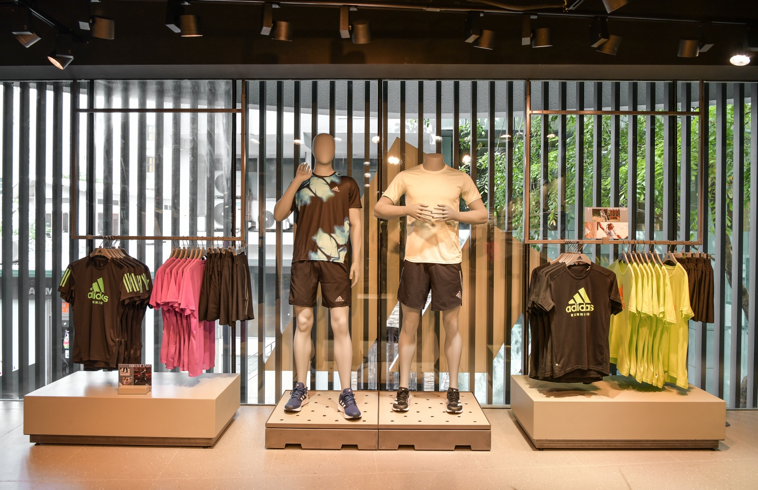 ފިހާރައިގެ އެތެރެ. ސްޕޯޓްސްވެއާގެ އެކި ވައްތަރު އައިޓަމްތައް އެތަނުން ލިބޭނެ. -- ފޮޓޯ: ނިޝާން އަލީ | މިހާރު