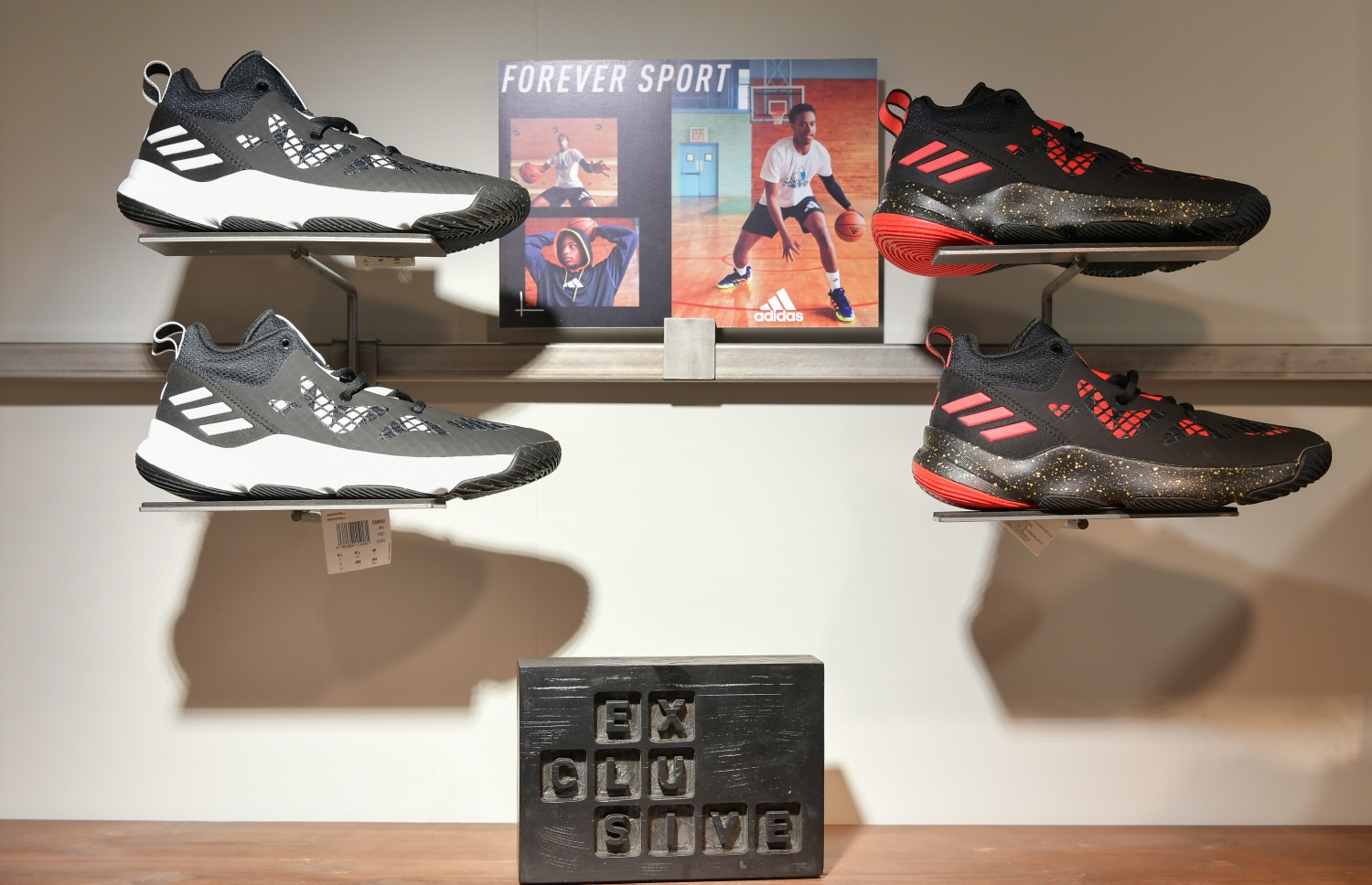 އެކި ކުޅިވަރުތަކަށް ހާއްސަ ބޫޓު އެ ތަނުން ލިބޭނެ. -- ފޮޓޯ: ނިޝާން އަލީ | މިހާރު