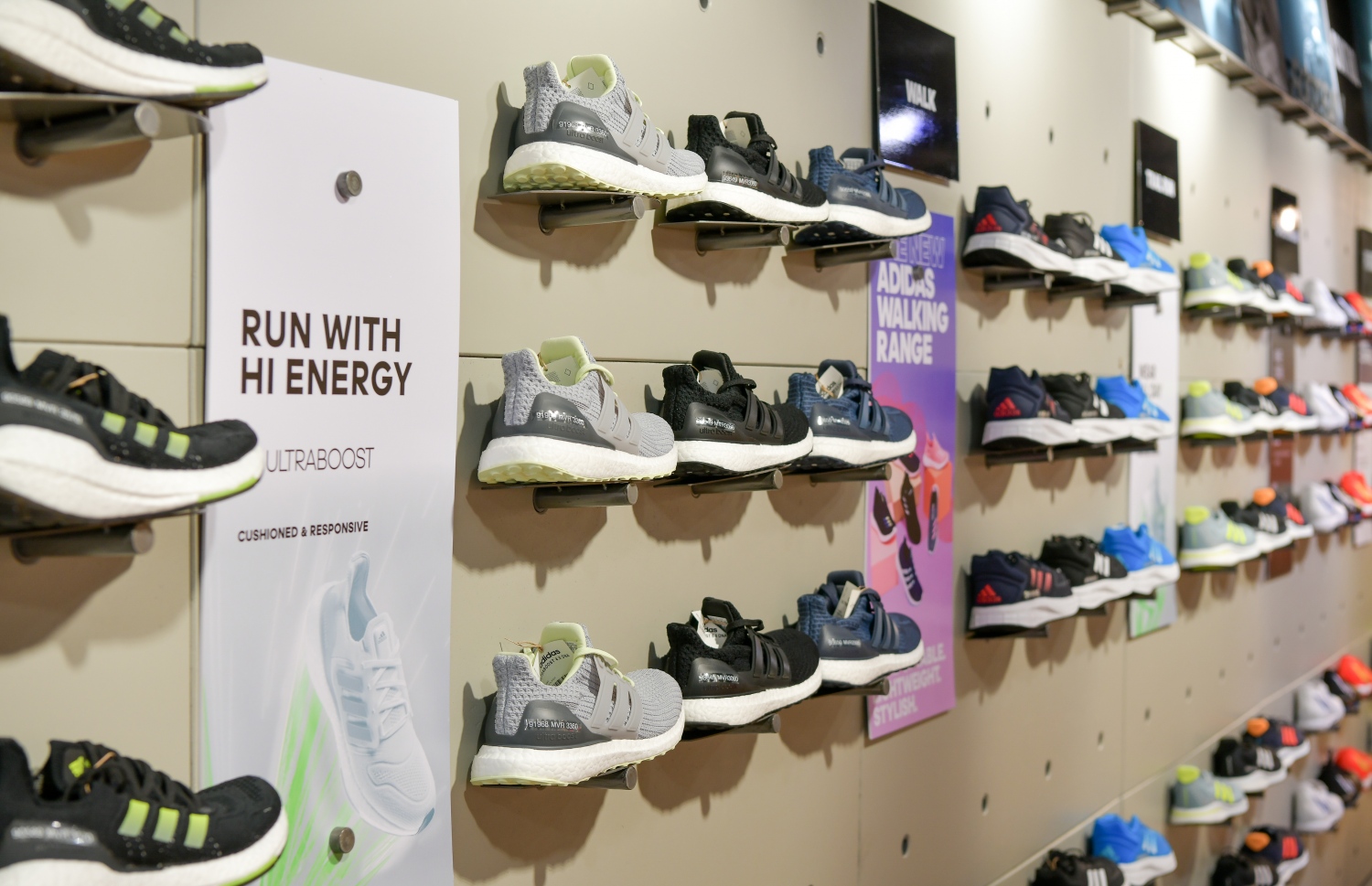 އެކި ވައްތަރުތަކުގެ އެޑިޑާސް އަންހެން އަދި ފިރިހެން ބޫޓު އެތަނުން ލިބޭނެ. ފޮޓޯ: ނިޝާން އަލީ | މިހާރު