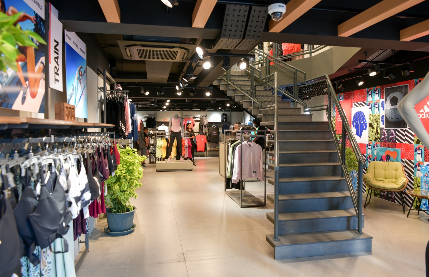 ފެޝަން އަދި ލައިފްސްޓައިލަށް ހާއްސަ އައިޓަމްތައް މަތީ ފްލޯއިން ލިބޭނެ. -- ފޮޓޯ: ނިޝާން އަލީ | މިހާރު