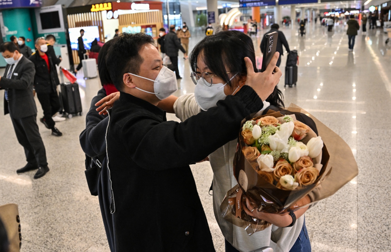 ޖެނުއަރީ 8، 2023؛ ޗައިނާގެ ޝަންހާއީ އަށް ބައިނަލްއަގުވާމީ ފްލައިޓެއްގެ ދަތުރުވެރިންތަކެއް ޓާމިނަލްތެރޭގައި. --އޭއެފްޕީ