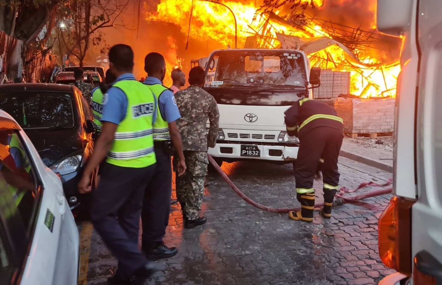 ނީލަން ފިހާރައިގައި މިއަދު ހެނދުނު ރޯވި އަލިފާންގަނޑު ނިއްވަން ސިފައިން ހަރަކާތްތެރިވަނީ.---ފޮޓޯ: އެމްއެންޑީއެފް