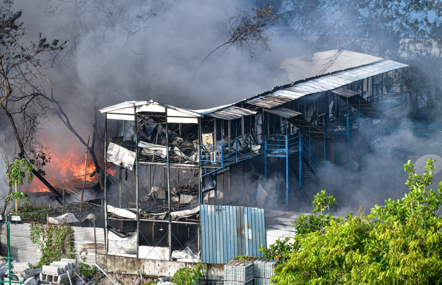 ނީލަން ފިހާރައާ އިންވެގެން ހަދާފައި ހުރި މާލެ ސިޓީ ކައުންސިލްގެ ލޭބަ ކުއާޓަރުގައި ރޯވެ އަނދަނީ.---ފޮޓޯ: ނިޝާން އަލީ| މިހާރު