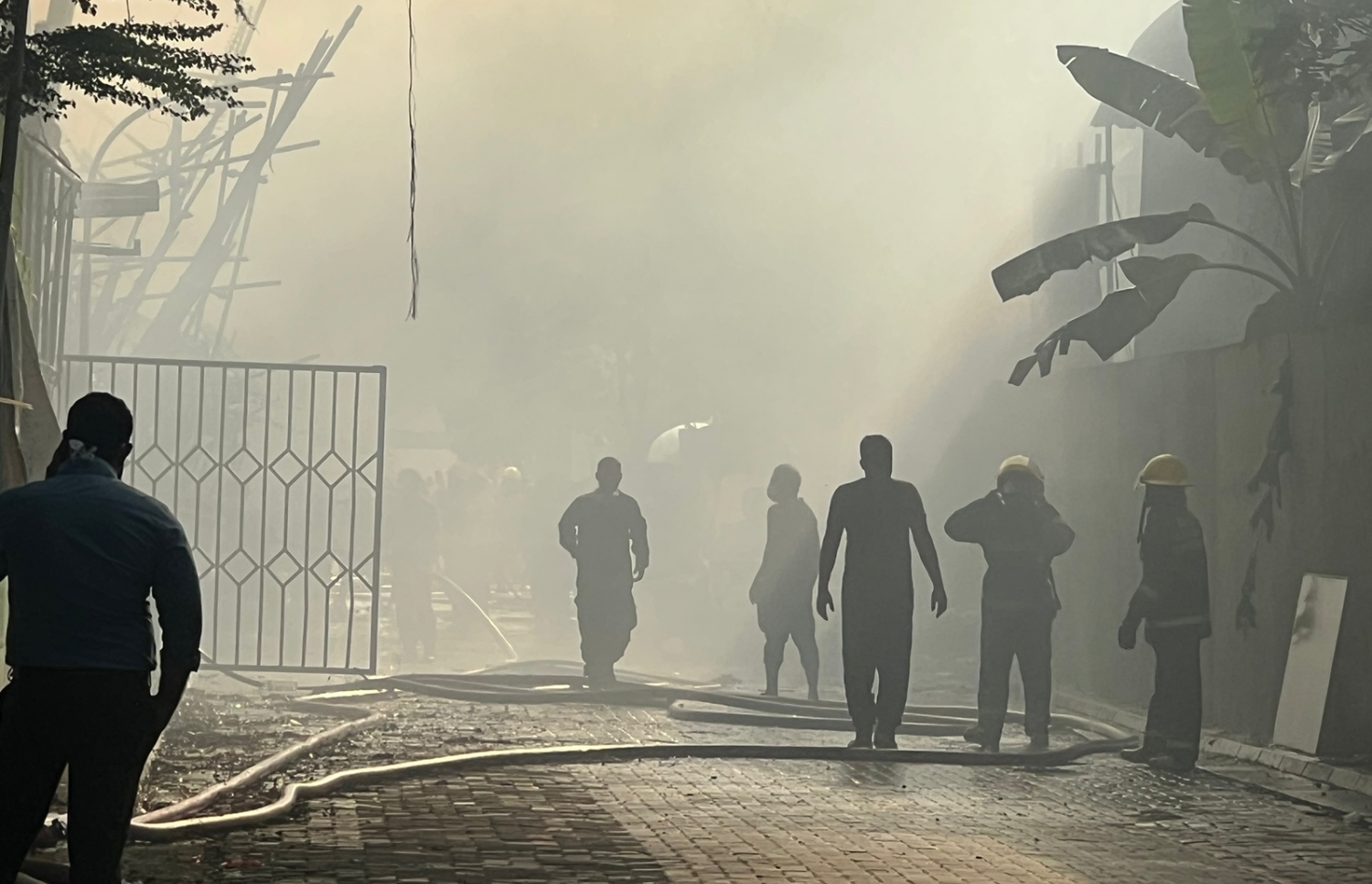 ނީލަން ފިހާރައިގައި ރޯވެ މުޅި ސަރަހައްދުގައި ދުން ބޯވެފައި. އަލިފާން ކޮންޓްރޯލް ކުރެވުނު އިރު ނީލަން ފިހާރައިގެ ހުރިހާ މުދަލެއް ވަނީ އަނދައި ހުލިވެފައި.