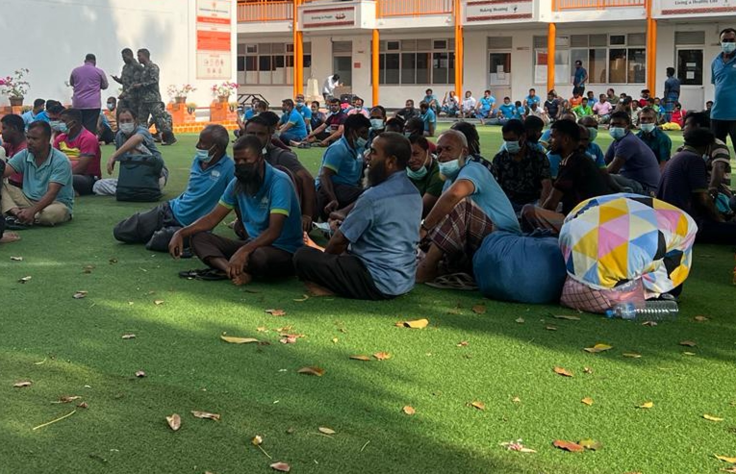 އެކޮމަޑޭޝަން ބްލޮކްތަކުގައި ތިބި ބިދޭސީން އިމާދުއްދީން ސްކޫލްގައި.