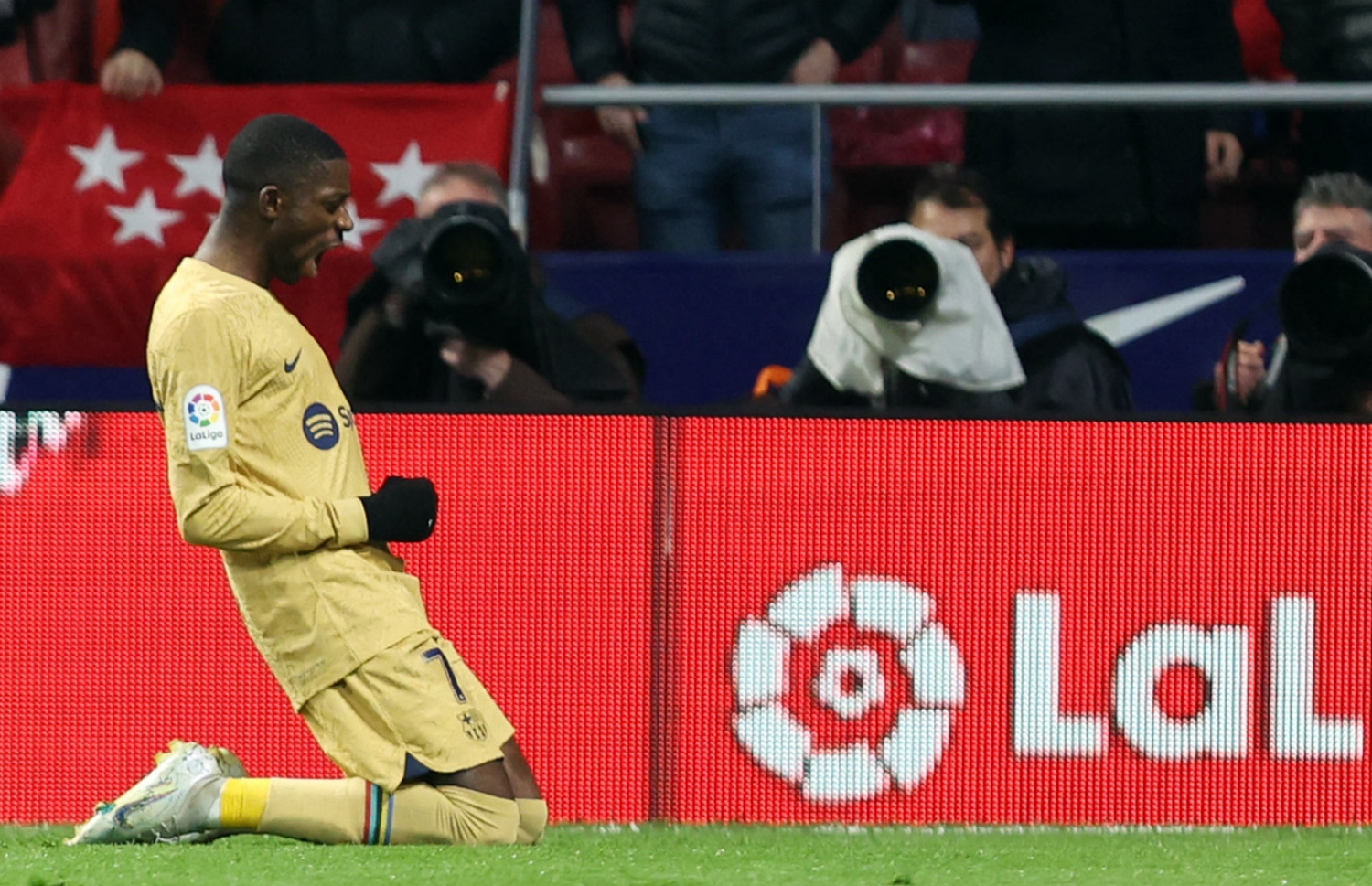 ބާސާގެ ލަނޑު ޖެހުމަށް ފަހު އުސްމާން ޑެމްބެލޭ އުފާފާޅު ކުރަނީ --- ފޮޓޯ: އޭއެފްޕީ