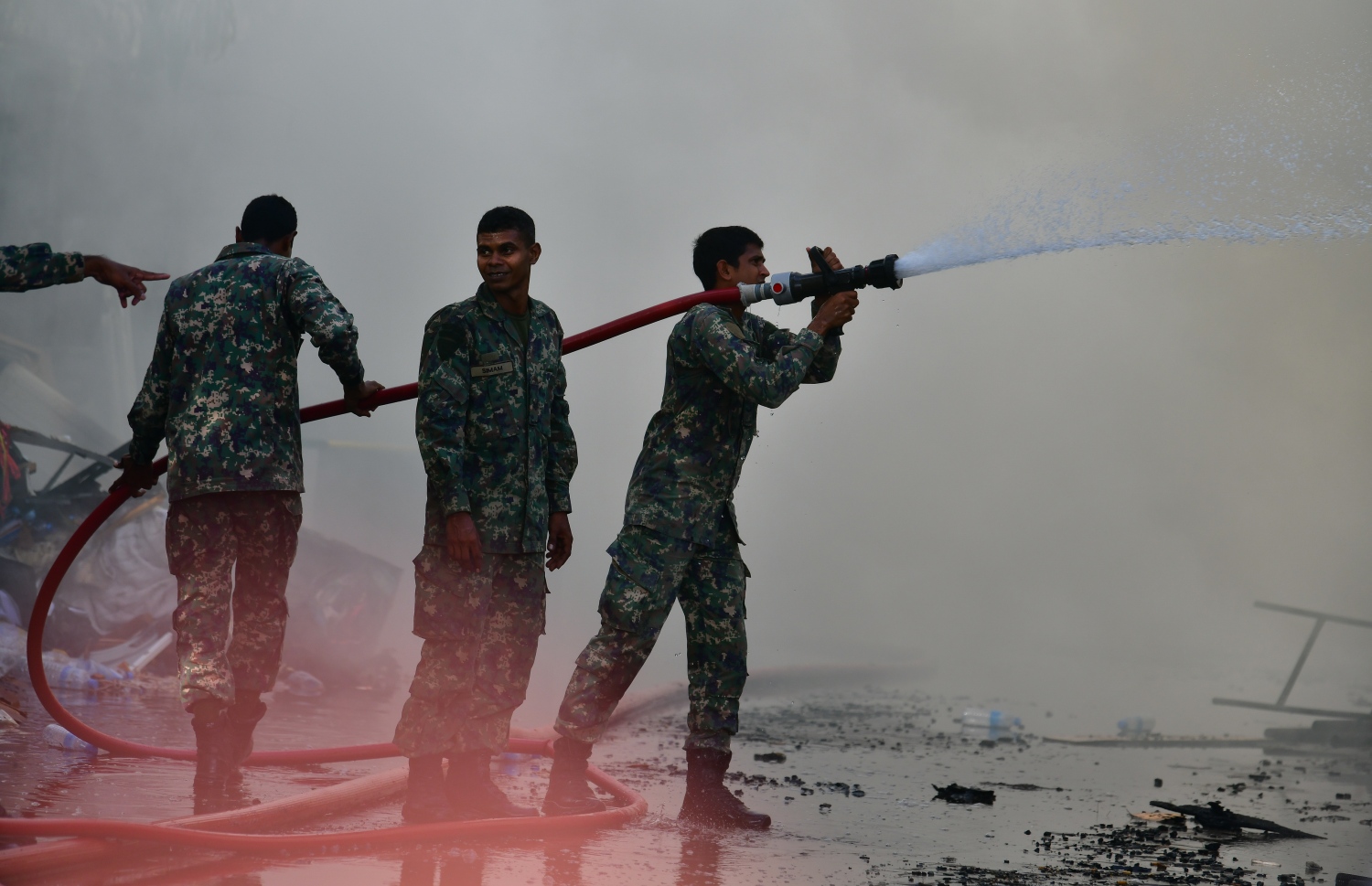 މާލޭގެ ދެކުނު ފަރާތު، ކުރީގެ އެއް ނަމްބަރު ކުނިކޮށި ހިމެނޭ "ނީލަން ފިހާރަ" އިގައި ހިނގާދިޔަ އަލިފާނުގެ ހާދިސާގައި އަލިފާންގަނޑު ނިއްވާލުމަށް އެމްއެންޑީއެފް އިން މަސައްކަތް ކުރަނީ.-- ފޮޓޯ: ނިޝާން އަލީ/ މިހާރު