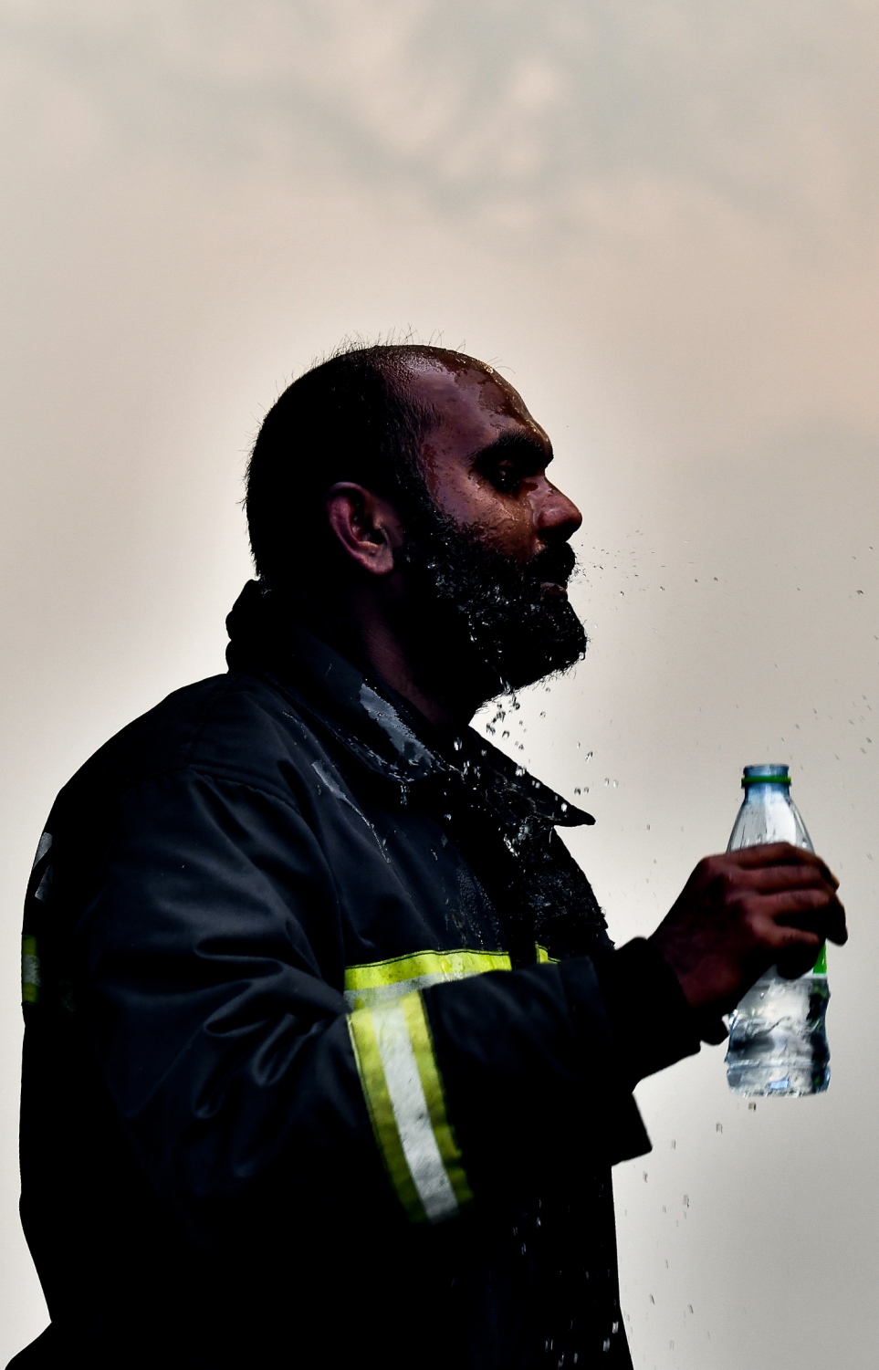 މާލޭގެ ދެކުނު ފަރާތު، ކުރީގެ އެއް ނަމްބަރު ކުނިކޮށި ހިމެނޭ "ނީލަން ފިހާރަ" އިގައި ހިނގާދިޔަ އަލިފާނުގެ ހާދިސާގައި އަލިފާންގަނޑު ނިއްވާމަށް މަސައްކަތް ކުރި އެމްއެންޑީއެފްއަކު ފެން ބޮނީ.-- ފޮޓޯ: ނިޝާން އަލީ/ މިހާރު