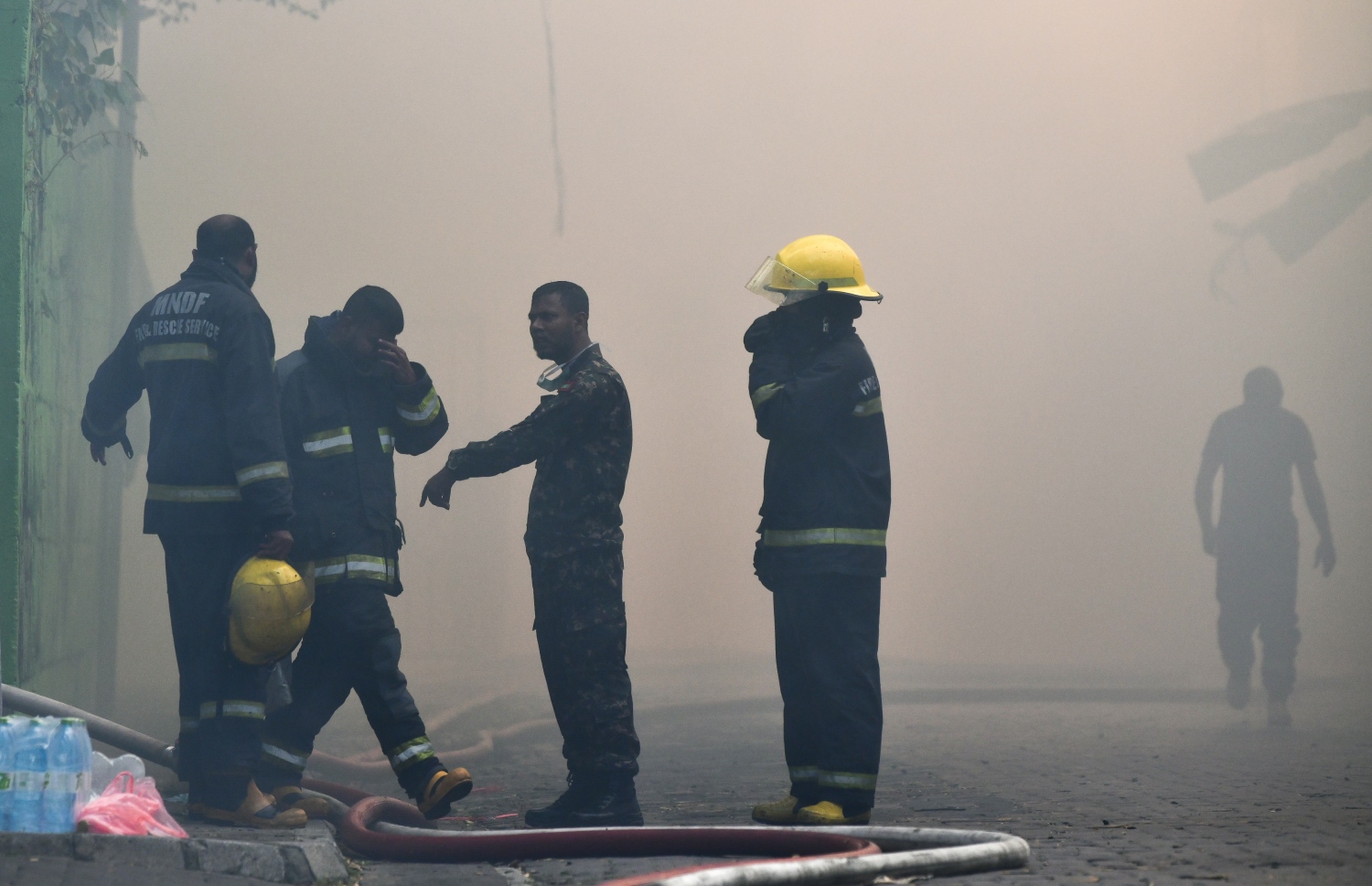 މާލޭގެ ދެކުނު ފަރާތު، ކުރީގެ އެއް ނަމްބަރު ކުނިކޮށި ހިމެނޭ "ނީލަން ފިހާރަ" އިގައި ހިނގާދިޔަ އަލިފާނުގެ ހާދިސާގައި އަލިފާންގަނޑު ނިއްވާލުމަށް އެމްއެންޑީއެފް އިން މަސައްކަތް ކުރަނީ.-- ފޮޓޯ: ނިޝާން އަލީ/ މިހާރު