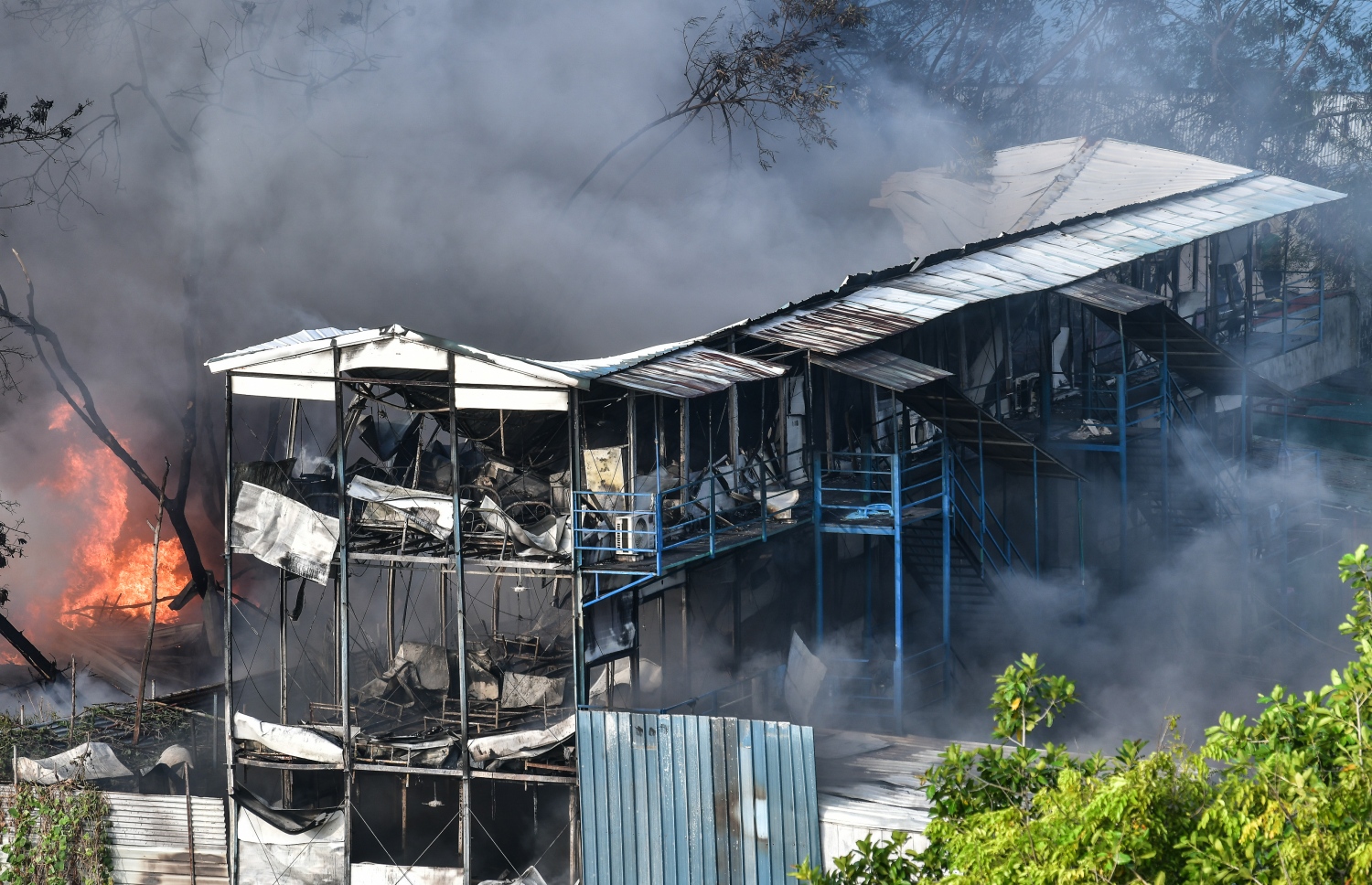 މާލޭގެ ދެކުނު ފަރާތު، ކުރީގެ އެއް ނަމްބަރު ކުނިކޮށި ހިމެނޭ "ނީލަން ފިހާރަ" އިގައި ހިނގާދިޔަ އަލިފާނުގެ ހާދިސާގައި އެއްކޮށް އަނދާ ހުލިވަނީ.-- ފޮޓޯ: ނިޝާން އަލީ/ މިހާރު