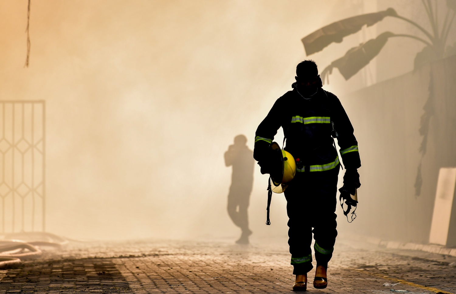 މާލޭގެ ދެކުނު ފަރާތު، ކުރީގެ އެއް ނަމްބަރު ކުނިކޮށި ހިމެނޭ "ނީލަން ފިހާރަ" އިގައި ހިނގާދިޔަ އަލިފާނުގެ ހާދިސާގައި އަލިފާންގަނޑު ނިއްވާލުމަށް އެމްއެންޑީއެފް އިން މަސައްކަތް ކުރަނީ.-- ފޮޓޯ: ނިޝާން އަލީ/ މިހާރު