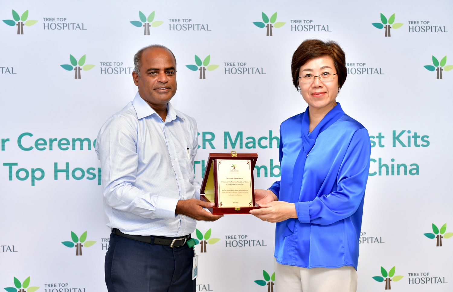 ޓްރީ ޓޮޕްގެ ފަރާތުން ސީއޯއޯ އާދިލް މޫސާ (ވ)  ޗައިނާގެ އެމްބެސަޑަރު ވަންގް ލިޝިންގް އަށް ހަނދާނީ ފިލައެއް ދެއްވަނީ. -- ފޮޓޯ: ނިޝާން އަލީ | މިހާރު