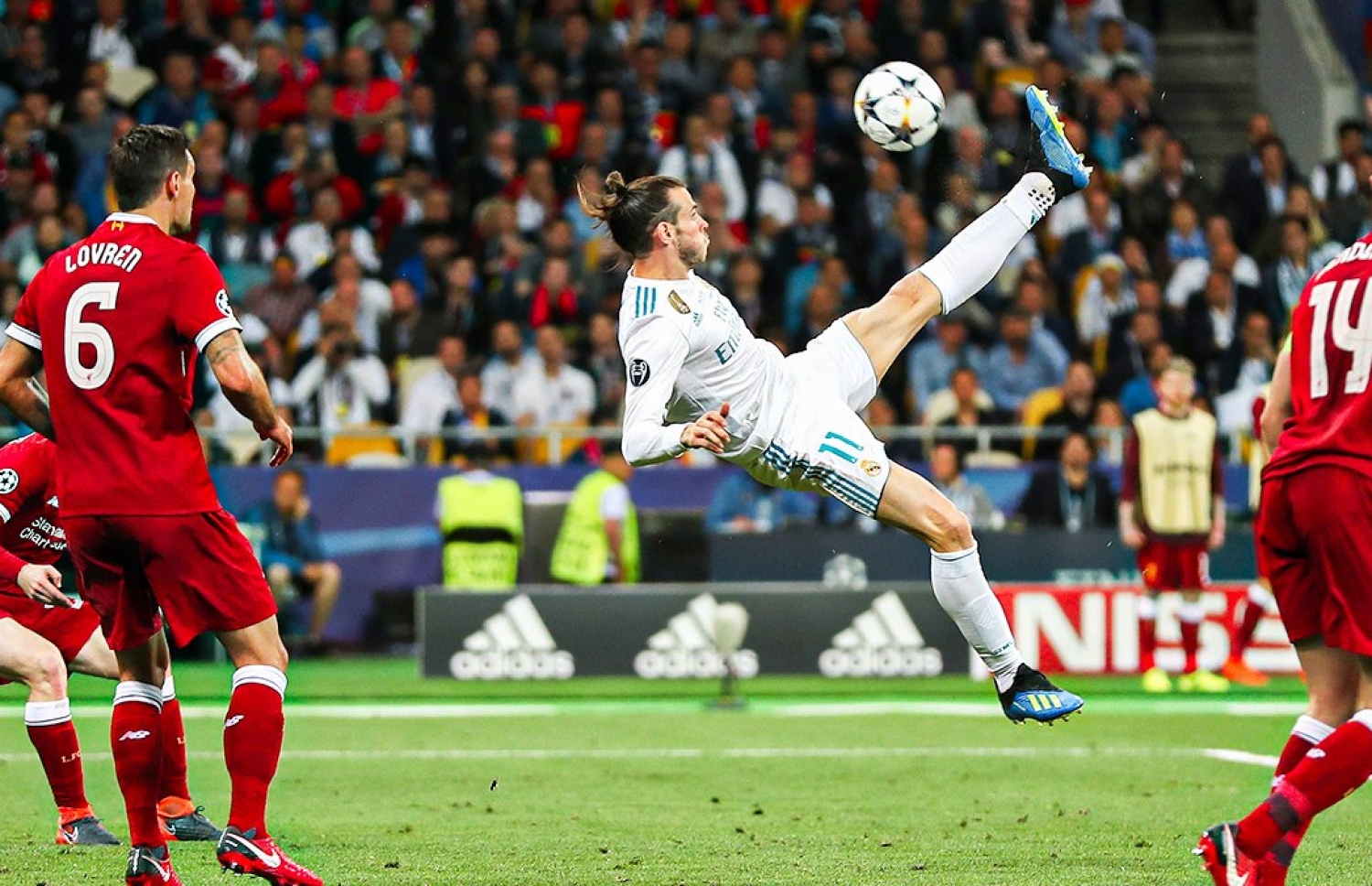 ޗެމްޕިއަންސް ލީގު ފައިނަލު މެޗުގައި ބޭލް ބައިސްކަލް ކިކަކުން ބޯޅަ ފޮނުވާލަނީ: އެ ލަނޑު ހިމެނެނީ ޗެމްޕިއަންސް ލީގުގެ ފައިނަލެއްގައި ޖެހި އެންމެ މޮޅު ލަނޑު ލިސްޓްގައި