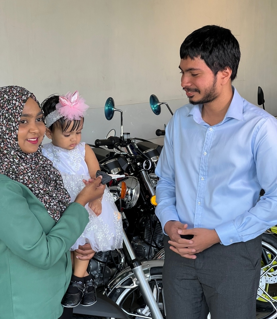 އިނާމު ލިބުނު އައިހަމް އިބްރާހިމް ރަޝީދުގެ ފަރާތުން ސައިކަލުގެ ތަޅުދަނޑިއާ ހަވާލު ވަނީ. -- ފޮޓޯ: ކިންގްސްޓަން