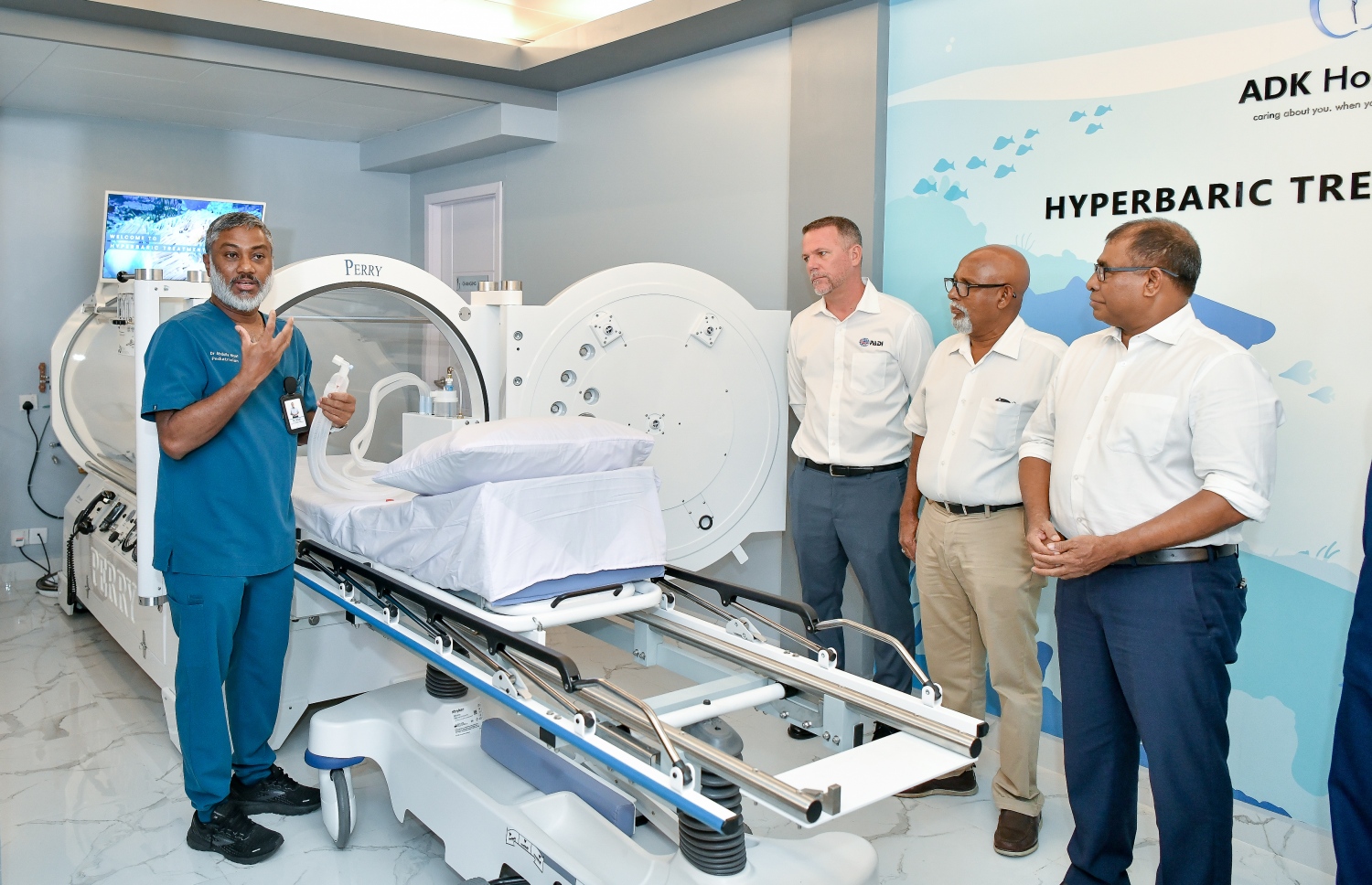 އޭޑީކޭގައި ހުޅުވި ޗެމްބަރު މަސައްކަތްކުރާ ގޮތް، އެ ހޮސްޕިޓަލުގެ ޗީފް މެޑިކަލް އޮފިސަރު ޑރ. ނިޔާފު ކިޔައިދެއްވަނީ.-- ފޮޓޯ: ނިޝާން އަލީ/ މިހާރު