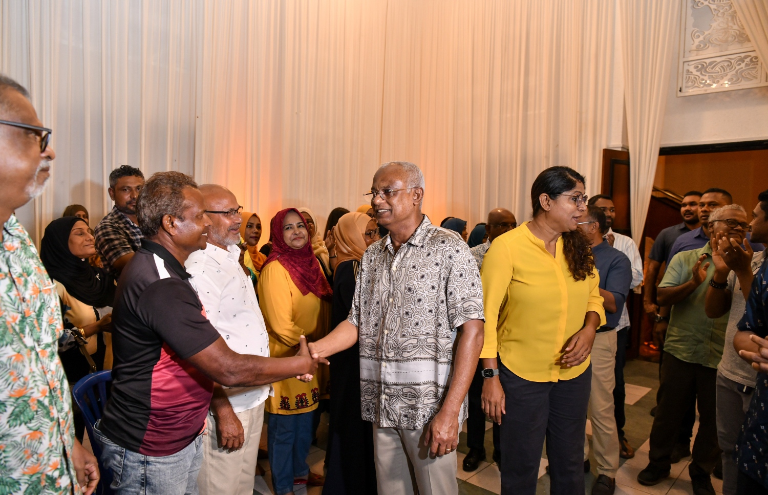 ރައީސް އިބްރާހިމް މުހައްމަދު ސޯލިހު ރިޔާސީ ޕްރައިމަރީގެ ކެމްޕޭނުގައި ރޭ މާލޭ ރައްޔިތުންނާ ބައްދަލުކުރައްވަނީ. -- ފޮޓޯ: ނިޝާން އަލީ/މިހާރު
