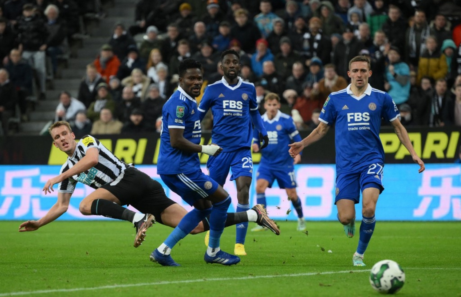 ޑޭން ބާން (ވ) މެޗުގައި ނިއުކާސަލްގެ ފުރަތަމަ ގޯލު ޖަހަން ބޯޅަ ފޮނުވާލަނީ.-- ފޮޓޯ: އޭއެފްޕީ