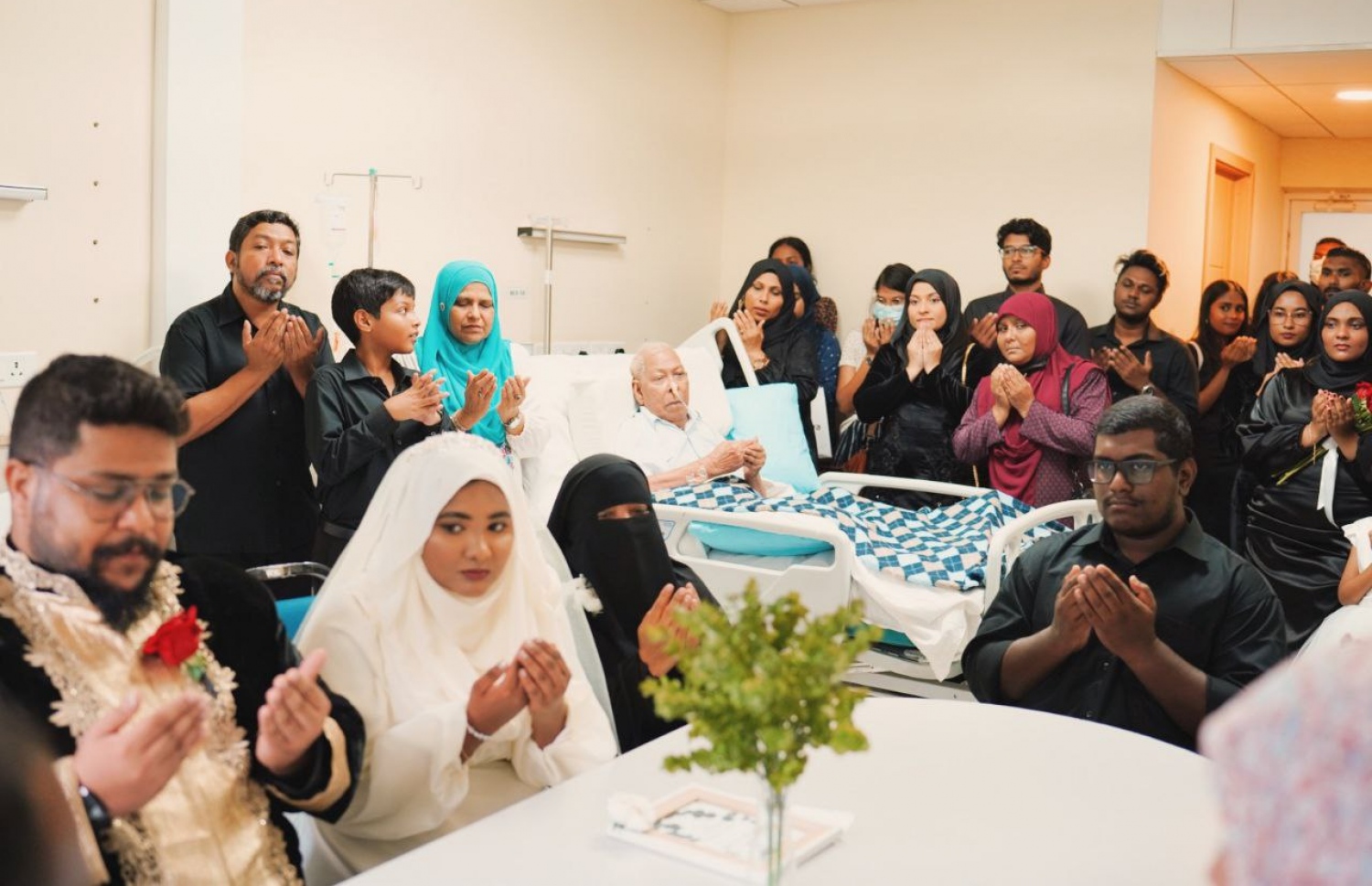 ސޯދުބެ ހޮސްޕިޓަލުގައި އެޑްމިޓުކޮށްފައި އޮތުމުން އޭނާގެ ހަދި ދަރިފުޅު ރައުފަތު، ހޮސްޕިޓަލުގައި ކައިވެނިކުރަނީ-- ފޮޓޯ: އައިޝަތު ނަދުހާ