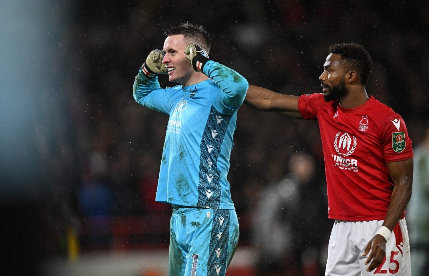 ފޮރެސްޓްގެ ކީޕަރު ހެންޑަސަން، މެޗަށް ފަހު އުފާފާޅު ކުރަނީ.-- ފޮޓޯ: އޭއެފްޕީ