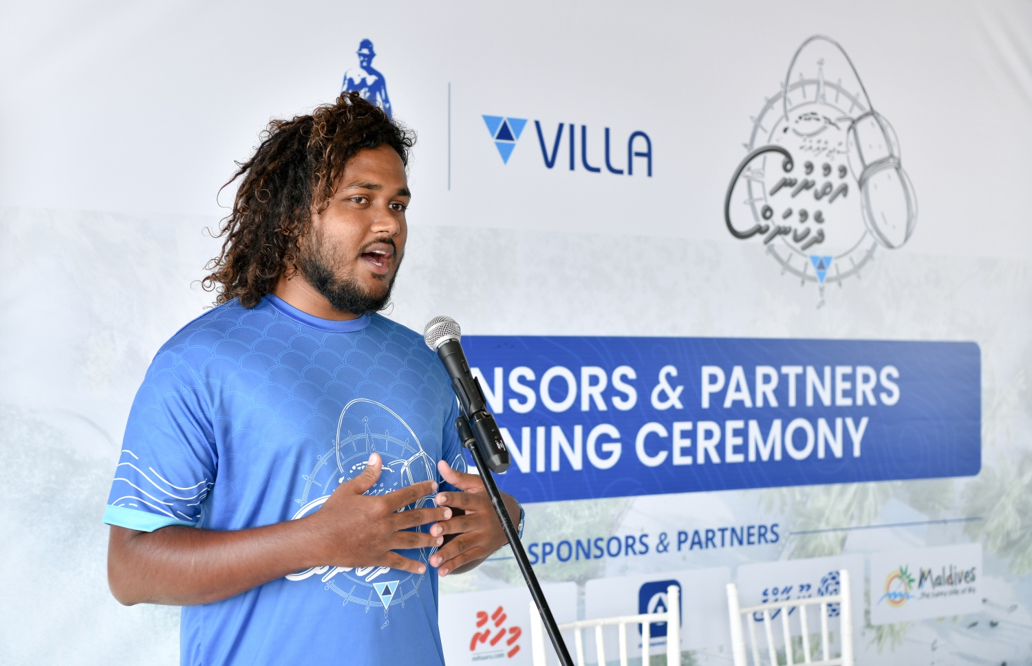 ރާއްޖޭގެ ހުރިހާ ރަށަކަށް ސާޖިން ކުރާ ދަތުރުތައް ކުރުމަށް ސްޕޮންސަރުންނާއި ޕާޓްނަރުންނާ އެކު ސޮއި ކުރުމަށް މިއަދު ބޭއްވި ރަސްމިއްޔާތުގައި އޭނާ ވާހަކަ ދައްކަނީ.-- ފޮޓޯ: ނިޝާން އަލީ \ މިހާރު