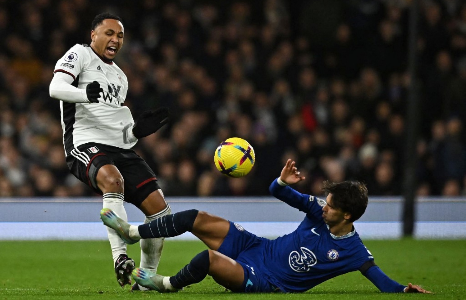 ފެލިކްސް ފުލަމްގެ ޑިފެންޑަރަށް ފައުލް ކުރަނީ، އޭނާ އަށް ރަތް ކާޑު ދެއްކީ މި ޓެކުލް އަށް.-- ފޮޓޯ: އޭއެފްޕީ