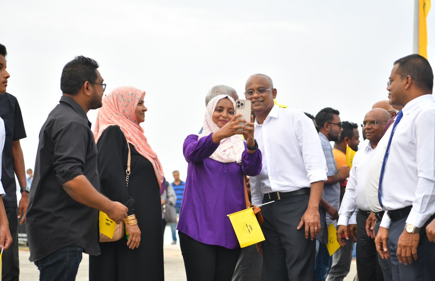 ރައީސް އިބްރާހިމް މުހައްމަދު ސޯލިހު، ކެމްޕެއިނަށް މިއަދު އައްޑު އަށް ވަޑައިގެން އެމްޑީޕީގެ ސަޕޯޓަރަކާއެކު ސެލްފީއެއް ނަންގަވަނީ.