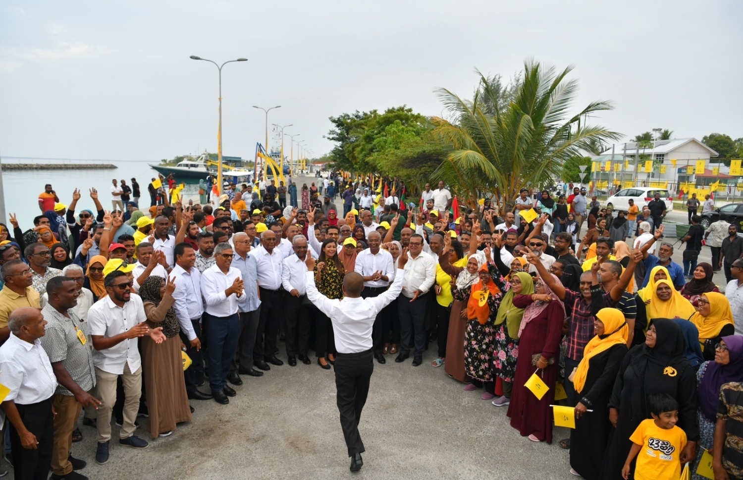 ރައީސް އިބްރާހިމް މުހައްމަދު ސޯލިހު، އެމްޑީޕީގެ ރިޔާސީ ޕްރައިމަރީގެ ކެމްޕެއިނަށް މިއަދު އައްޑު އަށް ވަޑައިގެން ފޭދޫގައި ބައެއް ސަޕޯޓަރުންނާއެކު.